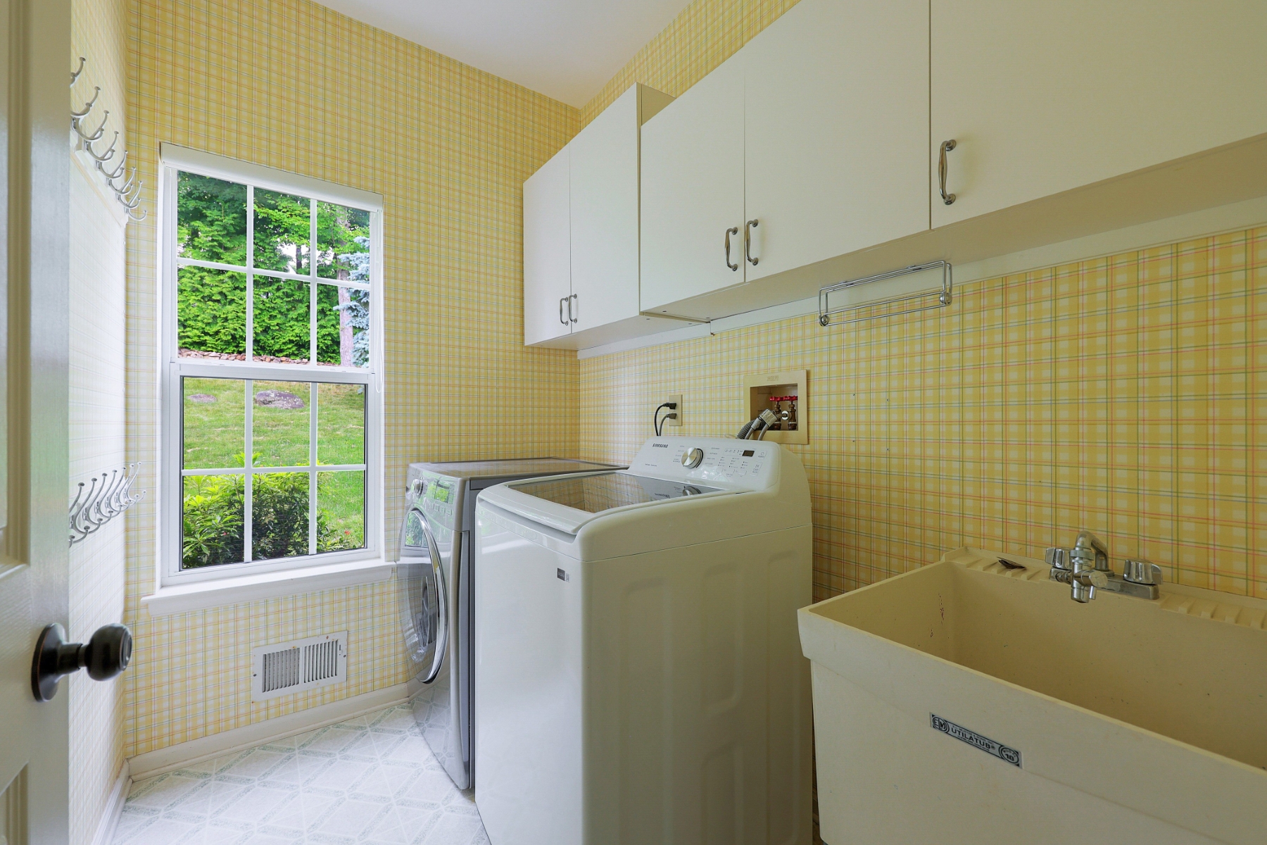  ?Carlisle? Classic Colonial Offers Timeless Charm with Modern Updates - 物件實景