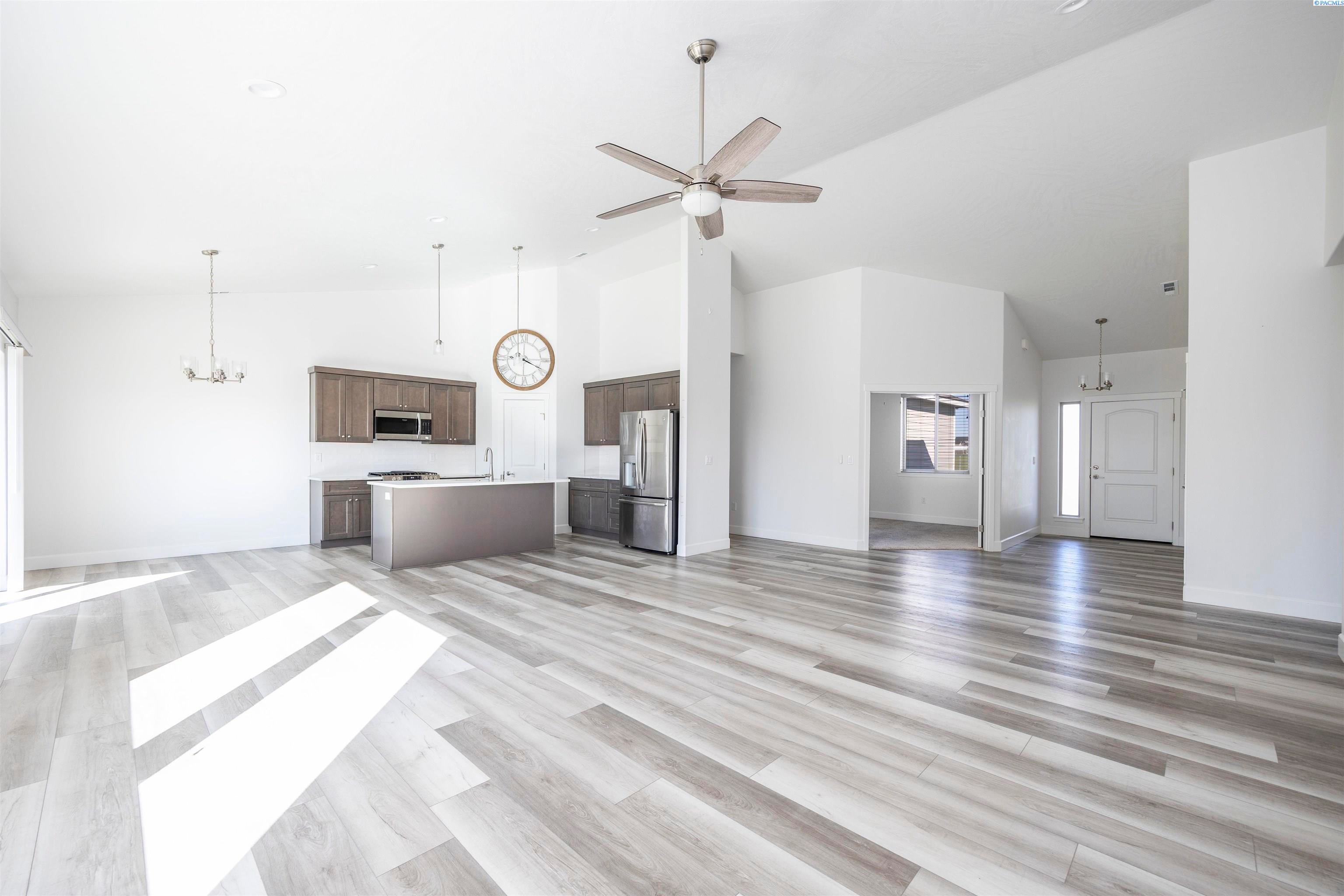 Pasco, Washington, 99301, United States, 4 Bedrooms Bedrooms, ,2 BathroomsBathrooms,Residential,For Sale,1978542