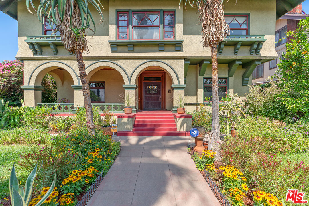 Los Angeles, California, 90006, United States, 6 Bedrooms Bedrooms, ,5 BathroomsBathrooms,Residential,For Sale,1883118