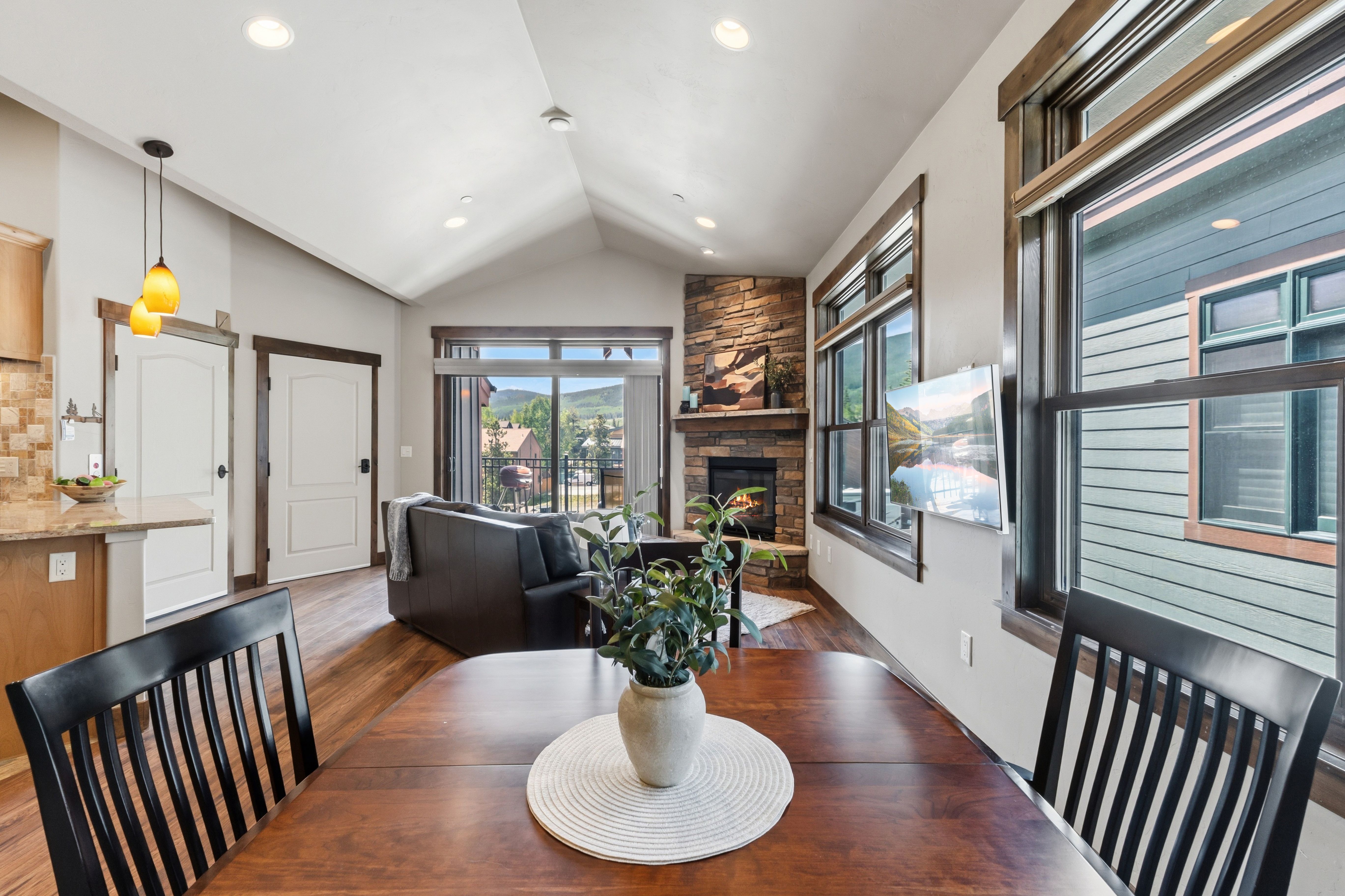  Light-Filled Corner Residence With Views of Mount Royal and Peak One - 物件實景