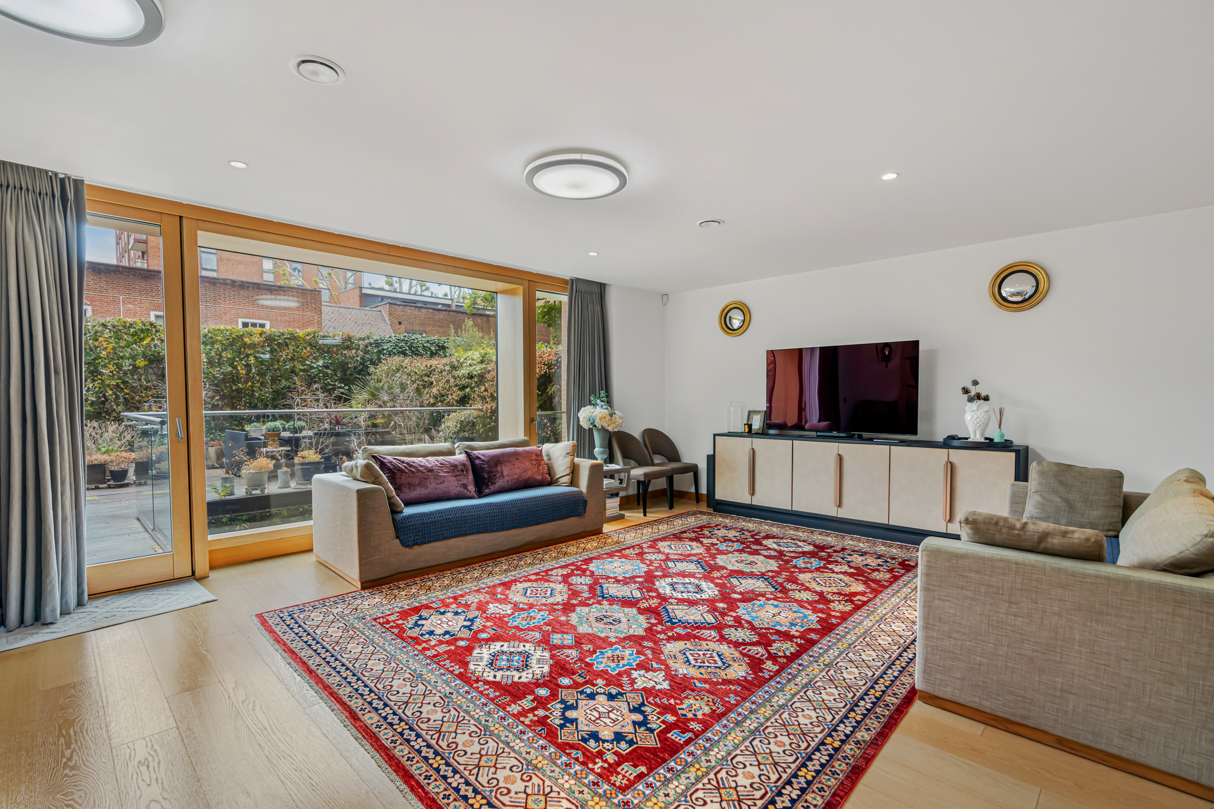 Elegant Three-Bedroom Duplex with Private Garden in the Heart of Kensington 