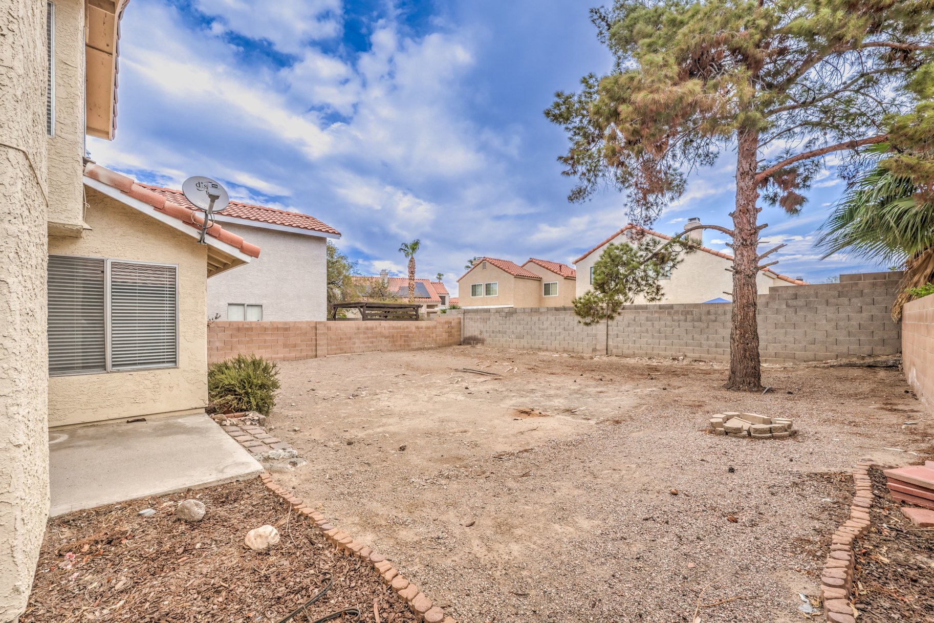  Fresh, Spacious & Move-In Ready — Green Valley Home on an Oversized Lot - 物件實景