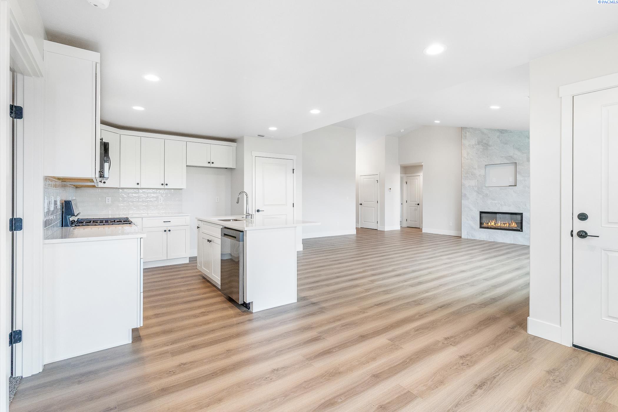 Kennewick, Washington, 99338, United States, 4 Bedrooms Bedrooms, ,1 BathroomBathrooms,Residential,For Sale,1988920