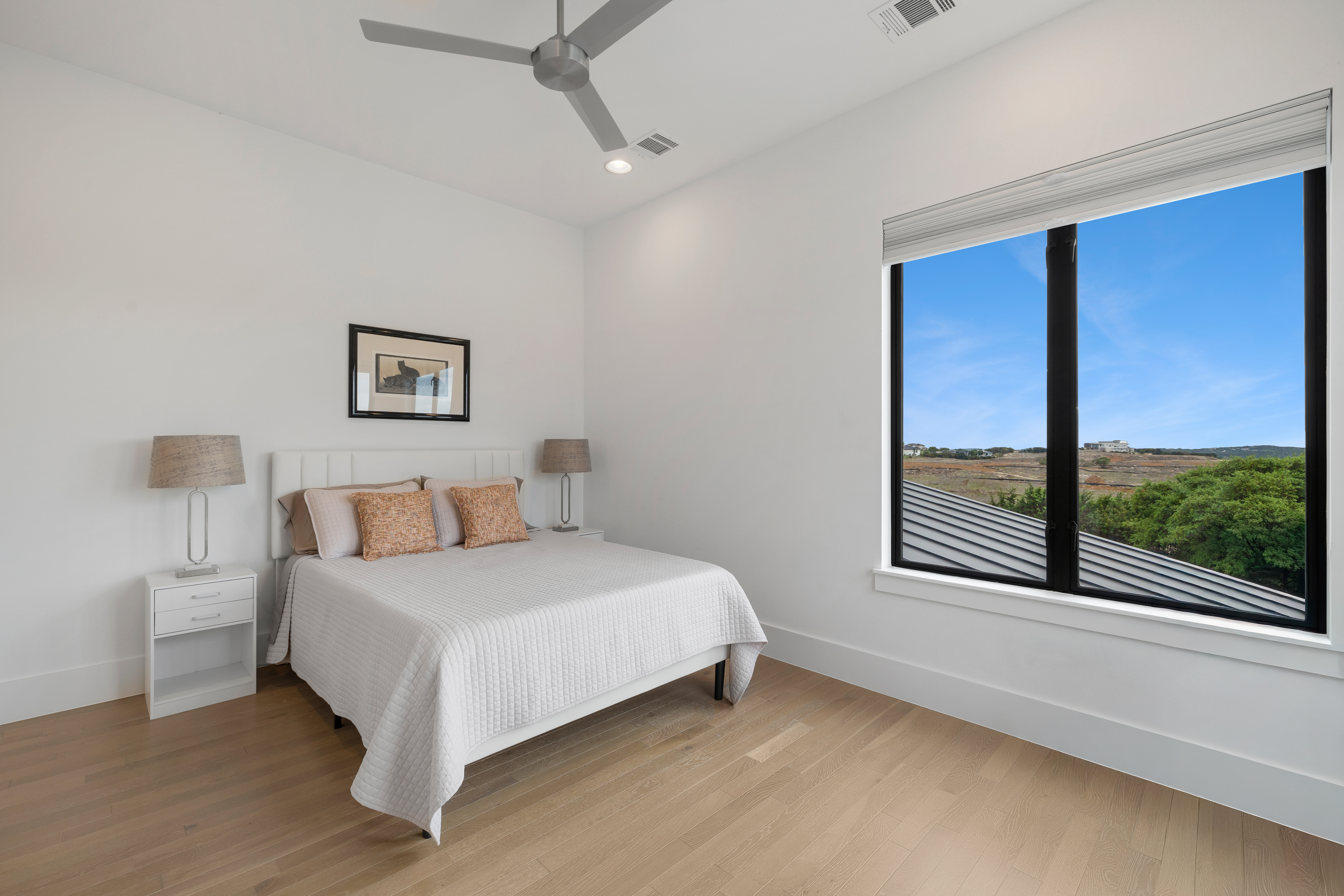  Custom Contemporary with Designer Finishes - 物件實景