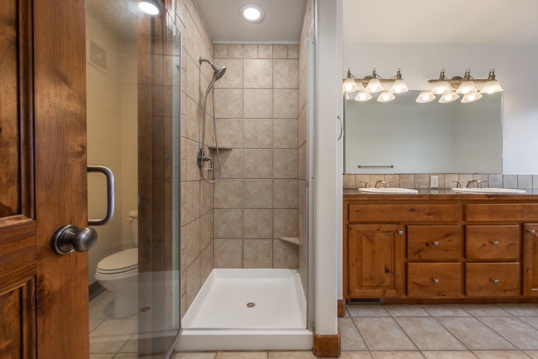  3-Bedroom Fox Point Townhome with 2-Car Garage & Newly Updated Kitchen - 物件實景