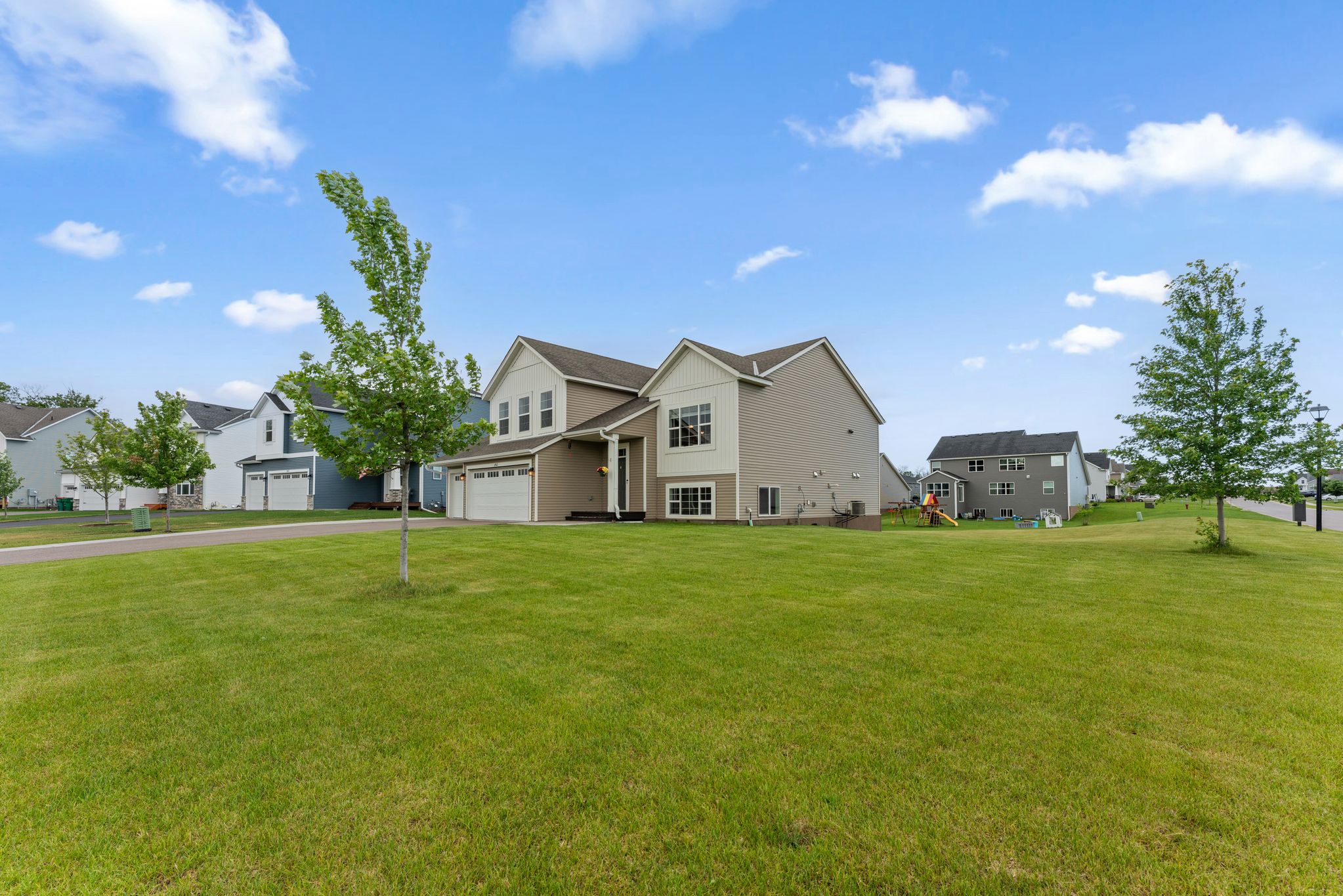  Spacious Walkout Living on a Prime Corner Lot - 物件實景