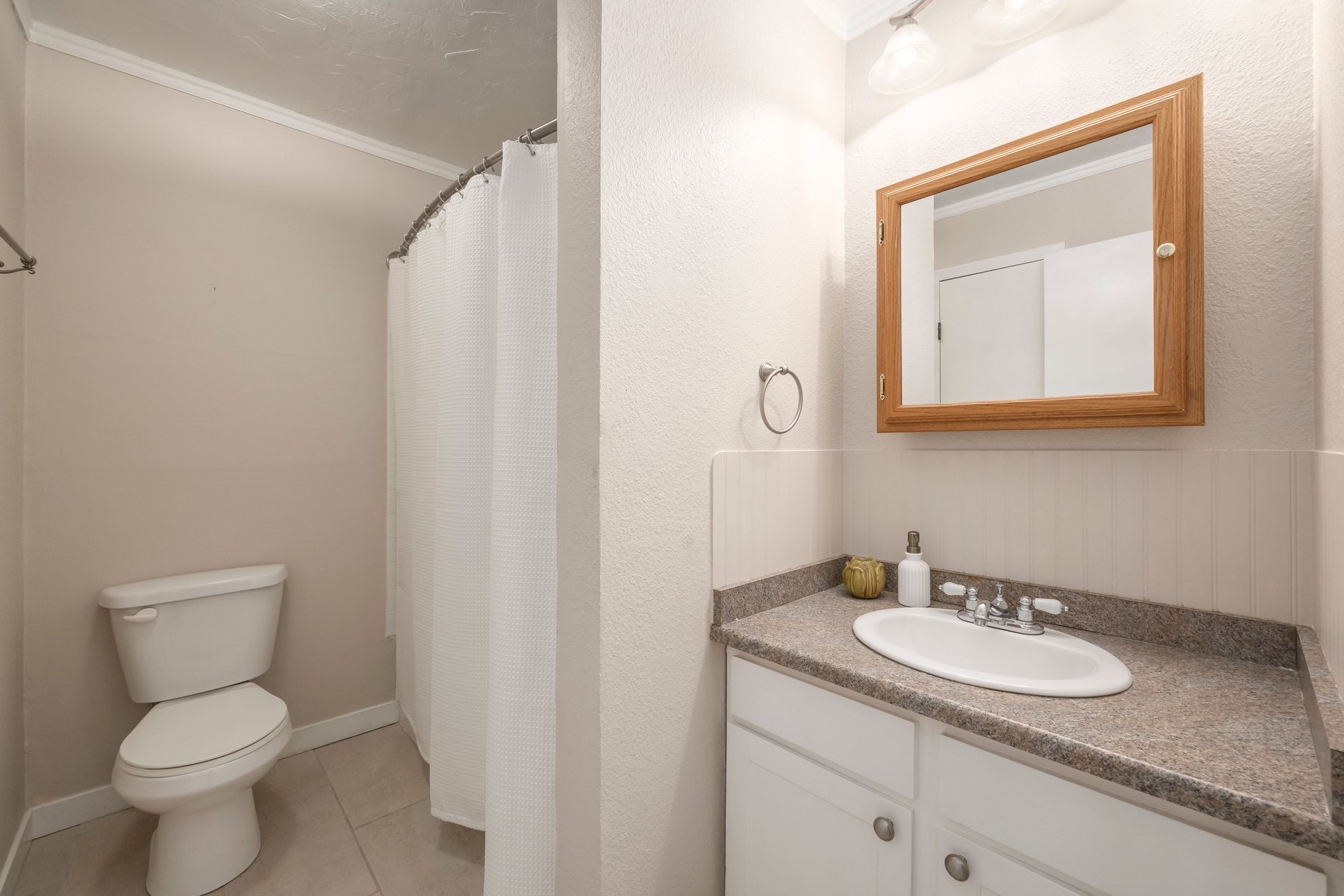  End-Unit Townhome with Updates Throughout - 物件實景
