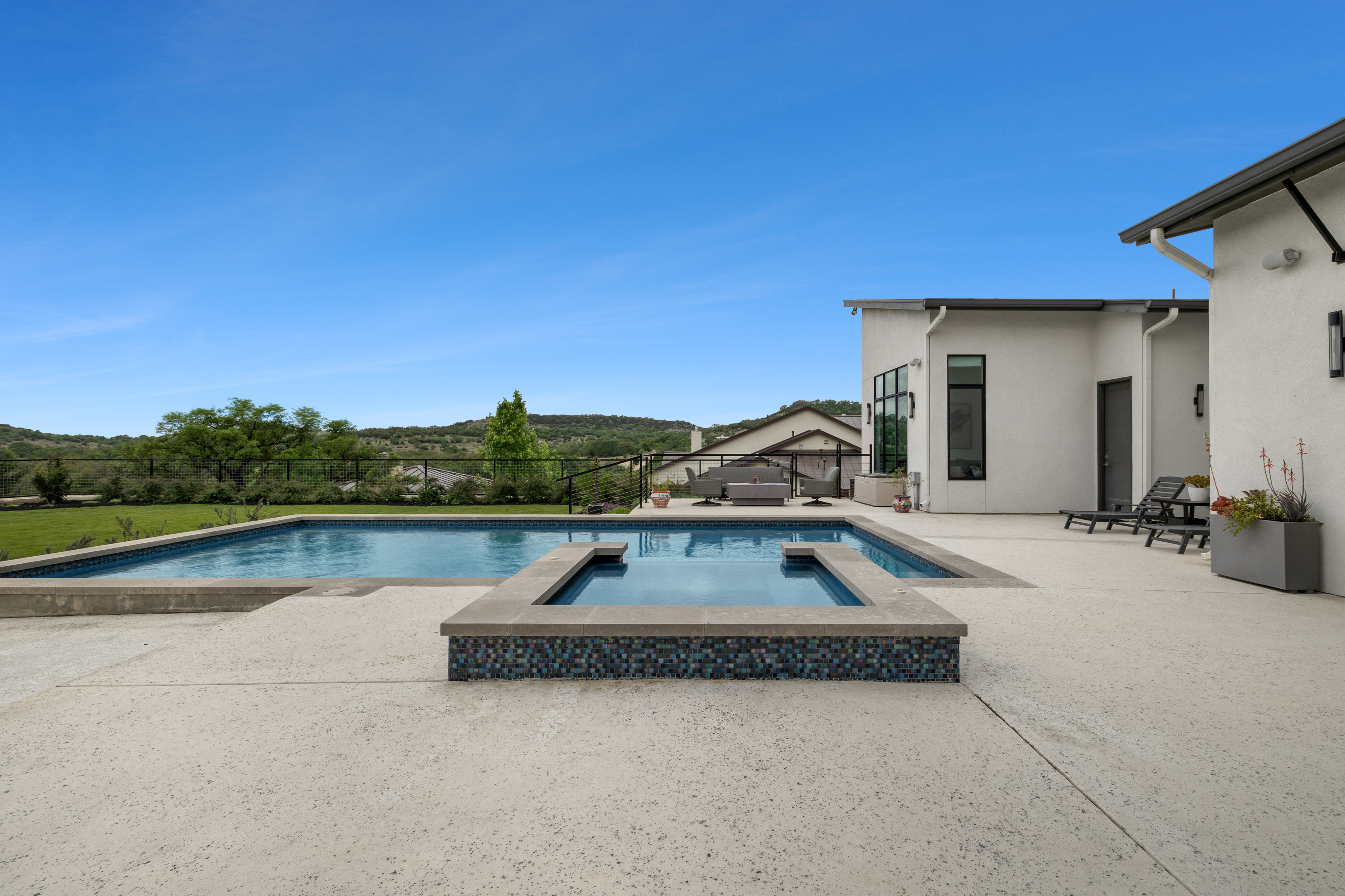  Custom Contemporary with Designer Finishes - 物件實景