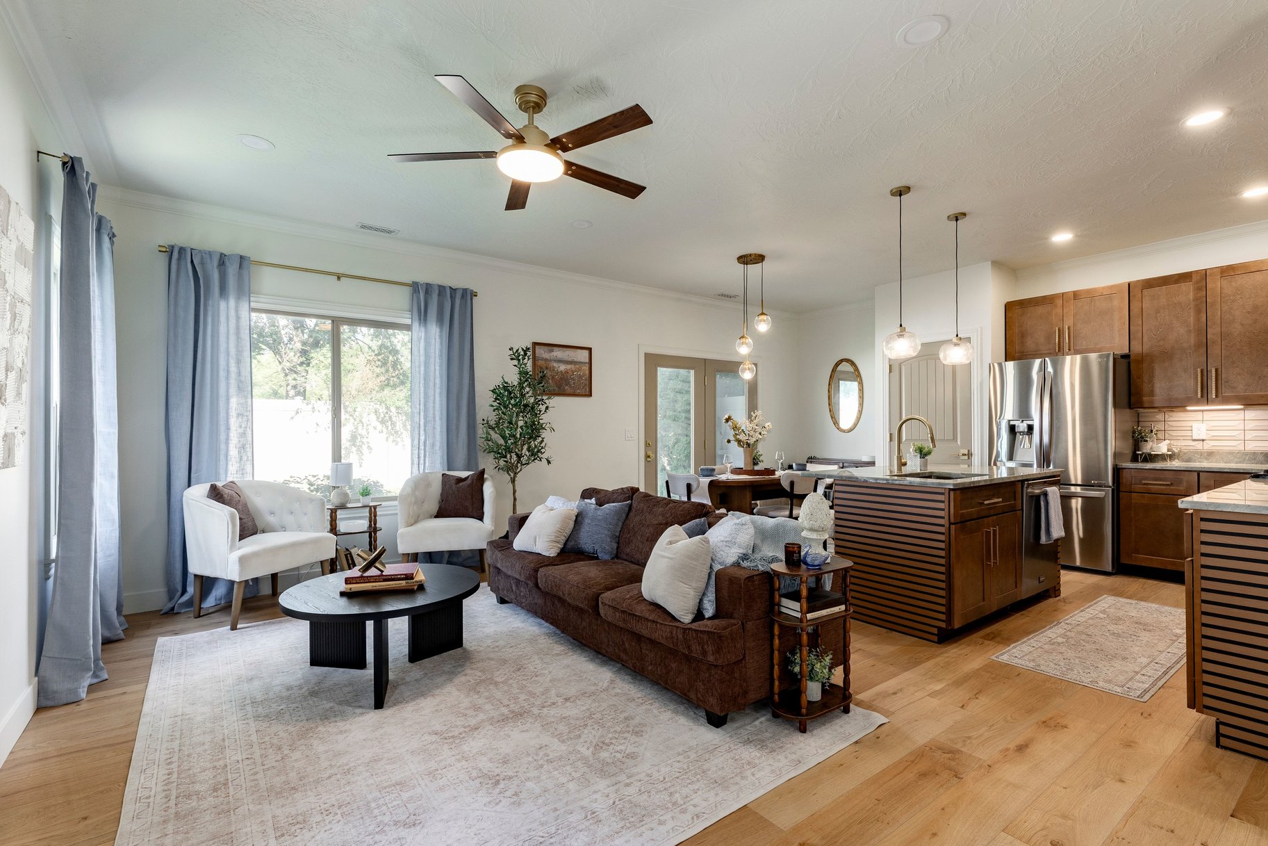  Fully Remodeled End-Unit in Prime Midvale Location - 物件實景