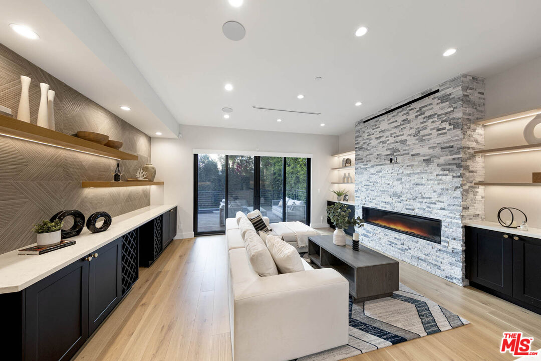 Los Angeles, California, 90048, United States, 4 Bedrooms Bedrooms, ,2 BathroomsBathrooms,Residential,For Sale,1862475