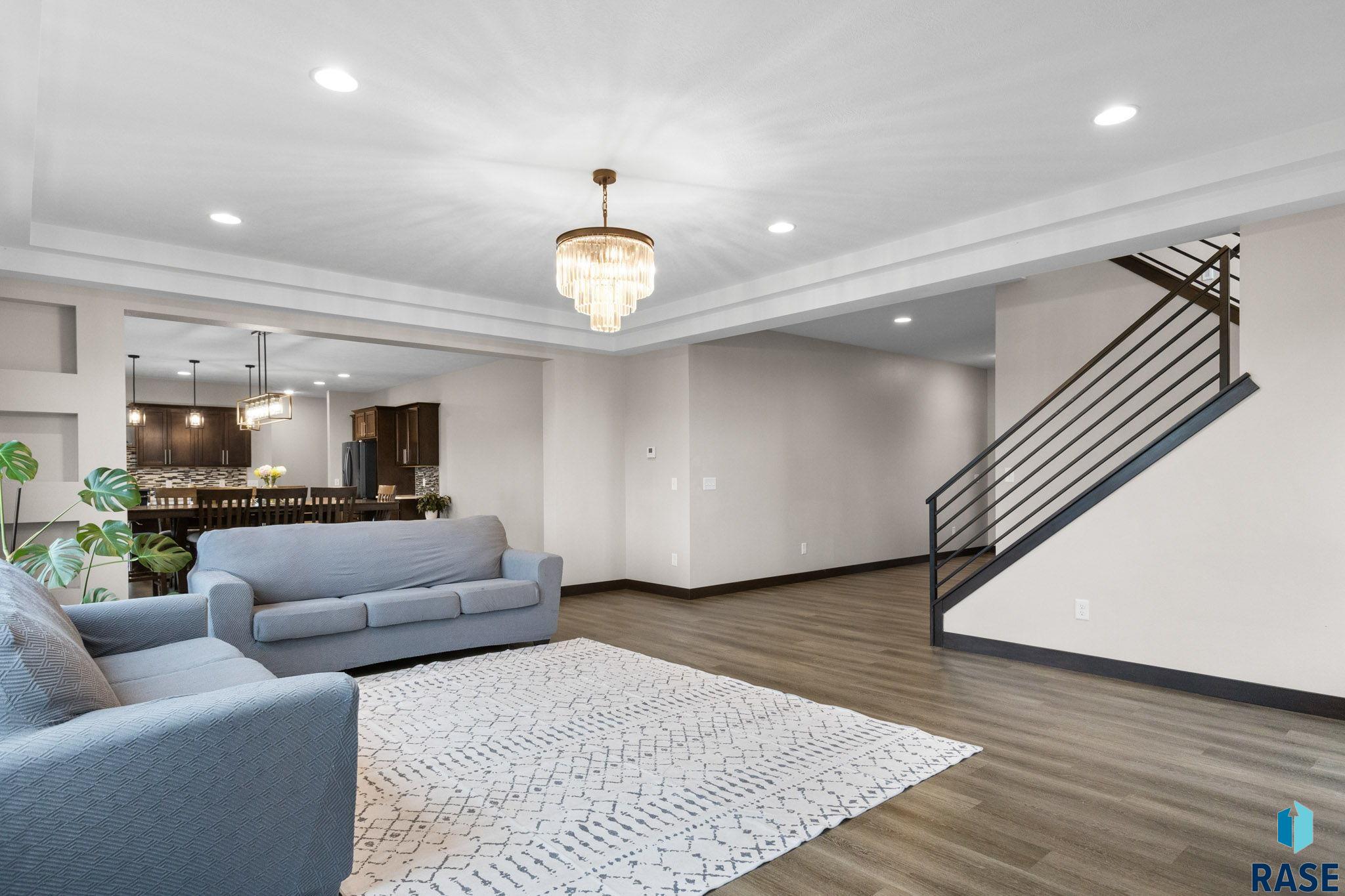 Sioux Falls, South Dakota, 57103, United States, 6 Bedrooms Bedrooms, ,4 BathroomsBathrooms,Residential,For Sale,1898339