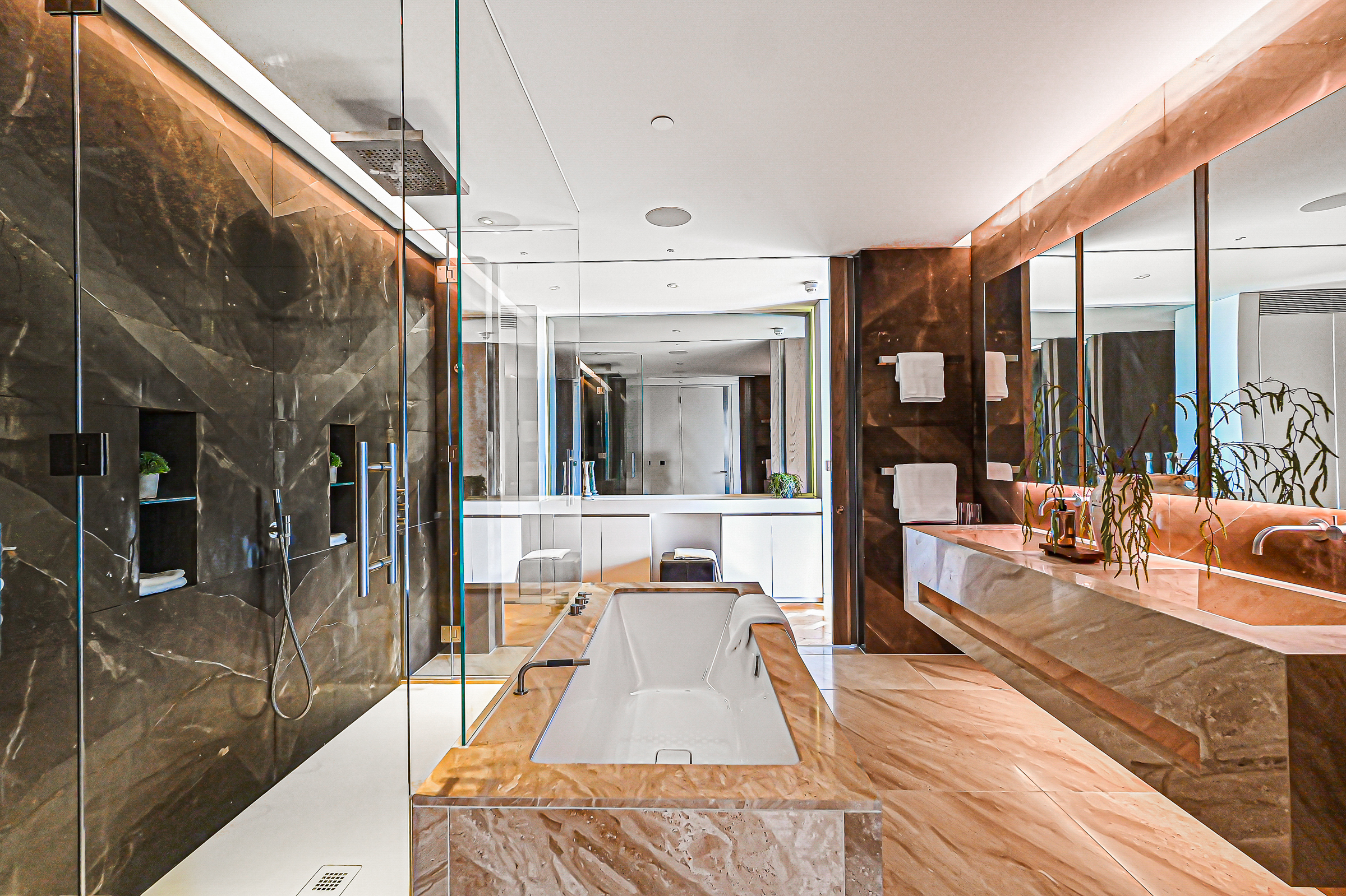  A full-floor penthouse with wraparound terraces and far-reaching views across Fi - 物件實景