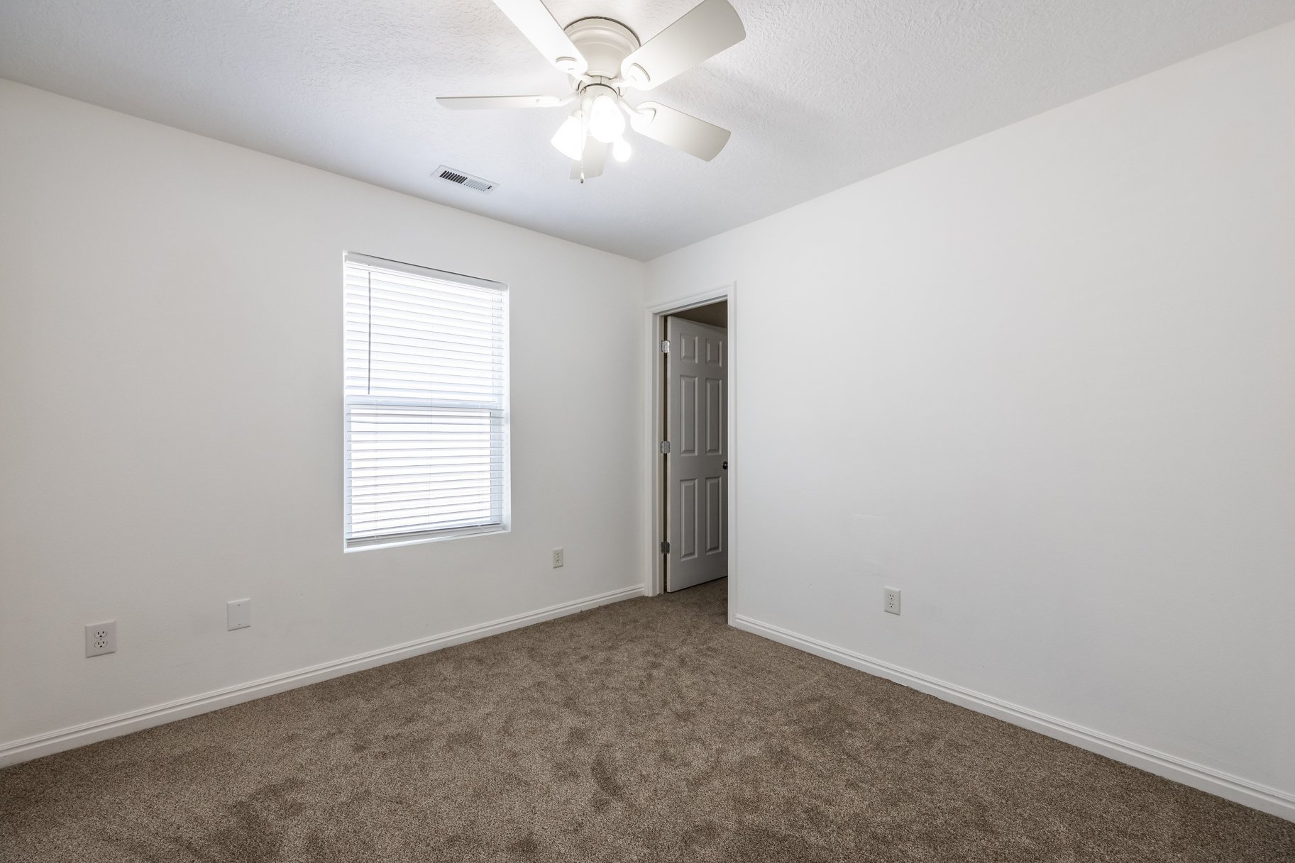  The Perfect Place to Call Home – Updated, Spacious & Move-In Ready - 物件實景