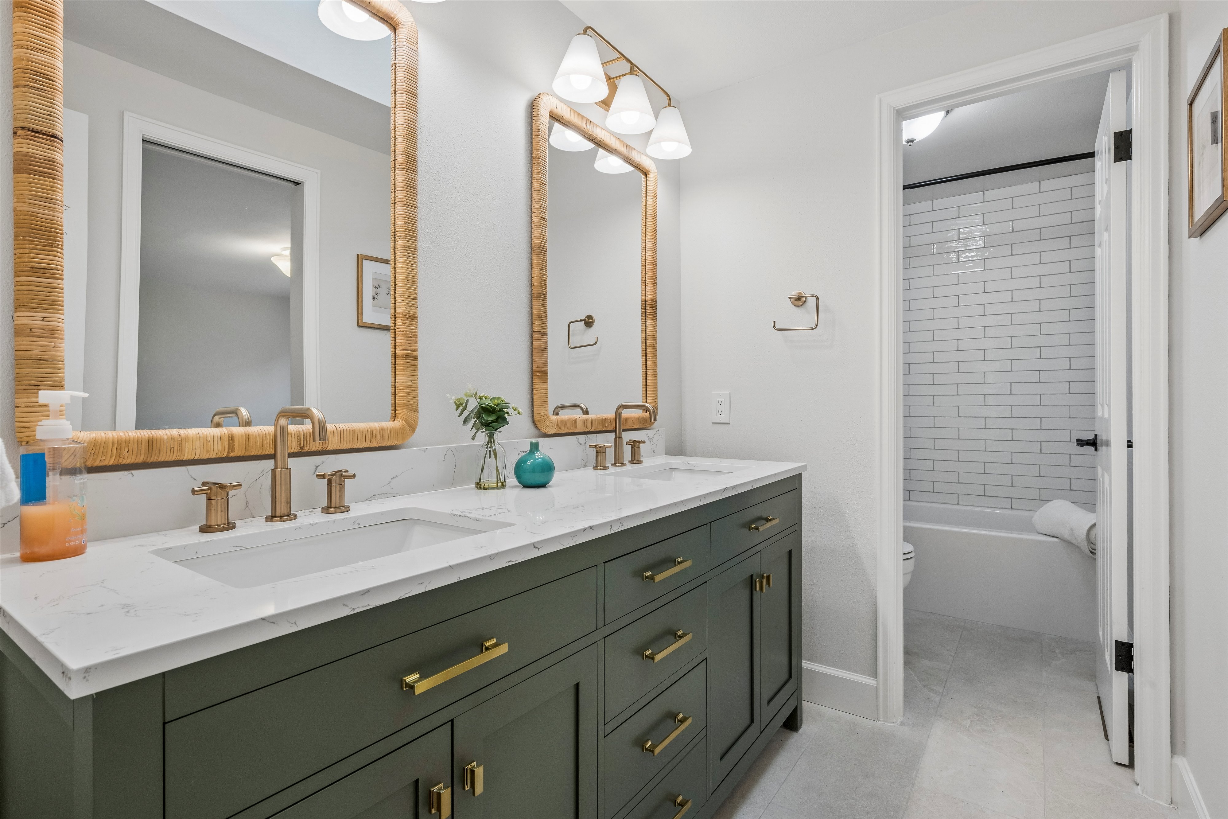  Beautifully Remodeled and Thoughtfully Expanded 5-bedroom, 4-bath Home - 物件實景