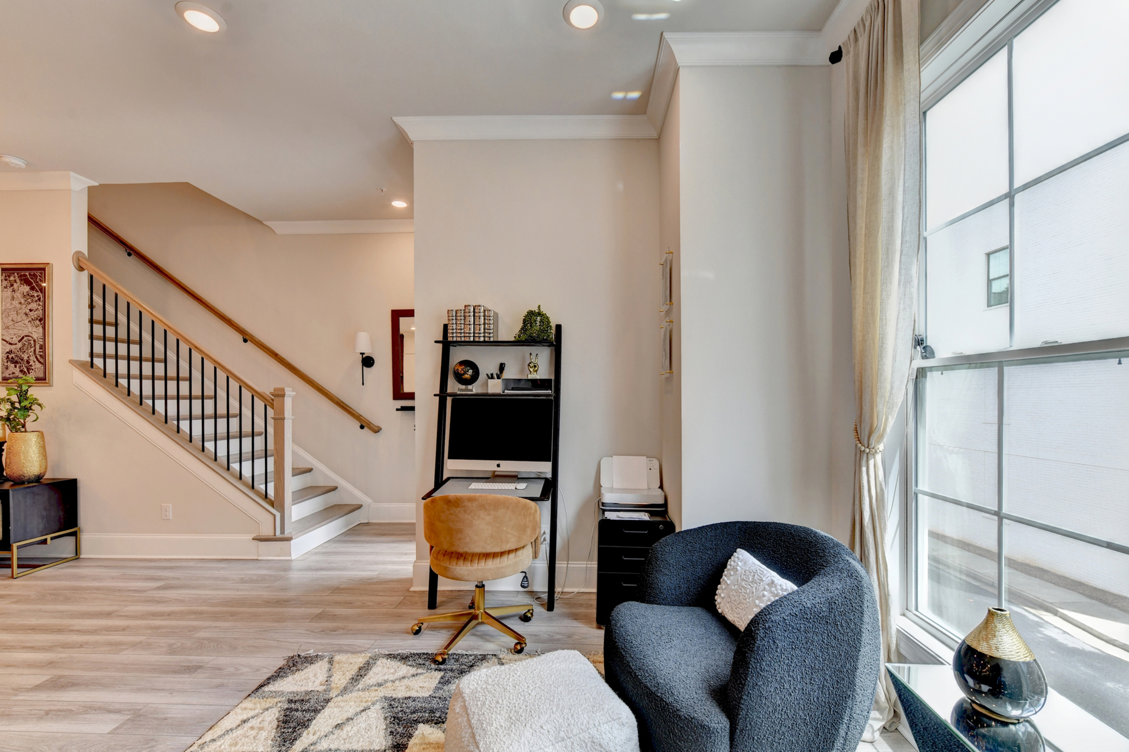  Welcome Home to this Magnificent Three-Story Townhome - 物件實景