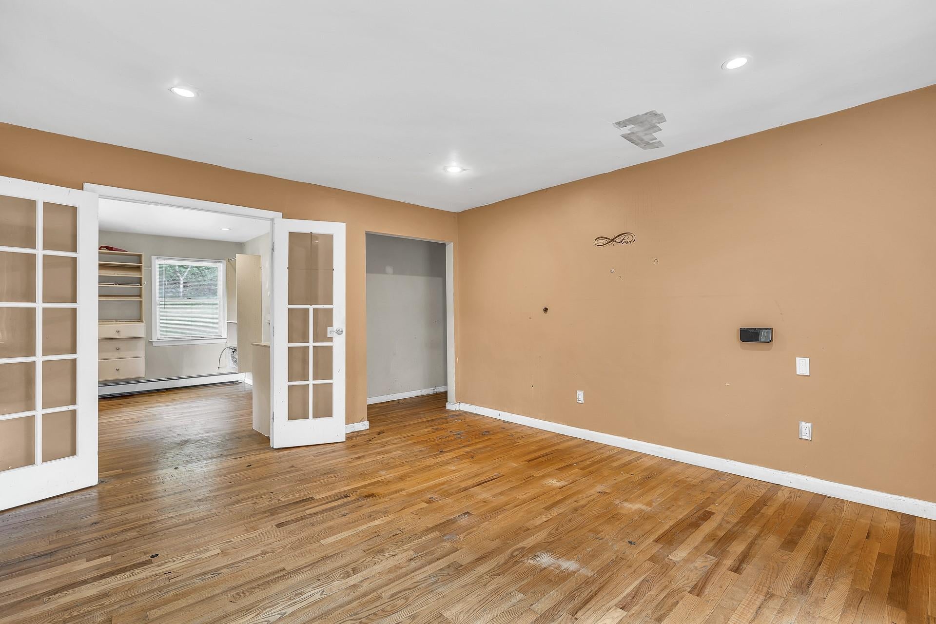 Huntington, New York, 11743, United States, 4 Bedrooms Bedrooms, ,3 BathroomsBathrooms,Residential,For Sale,1895271