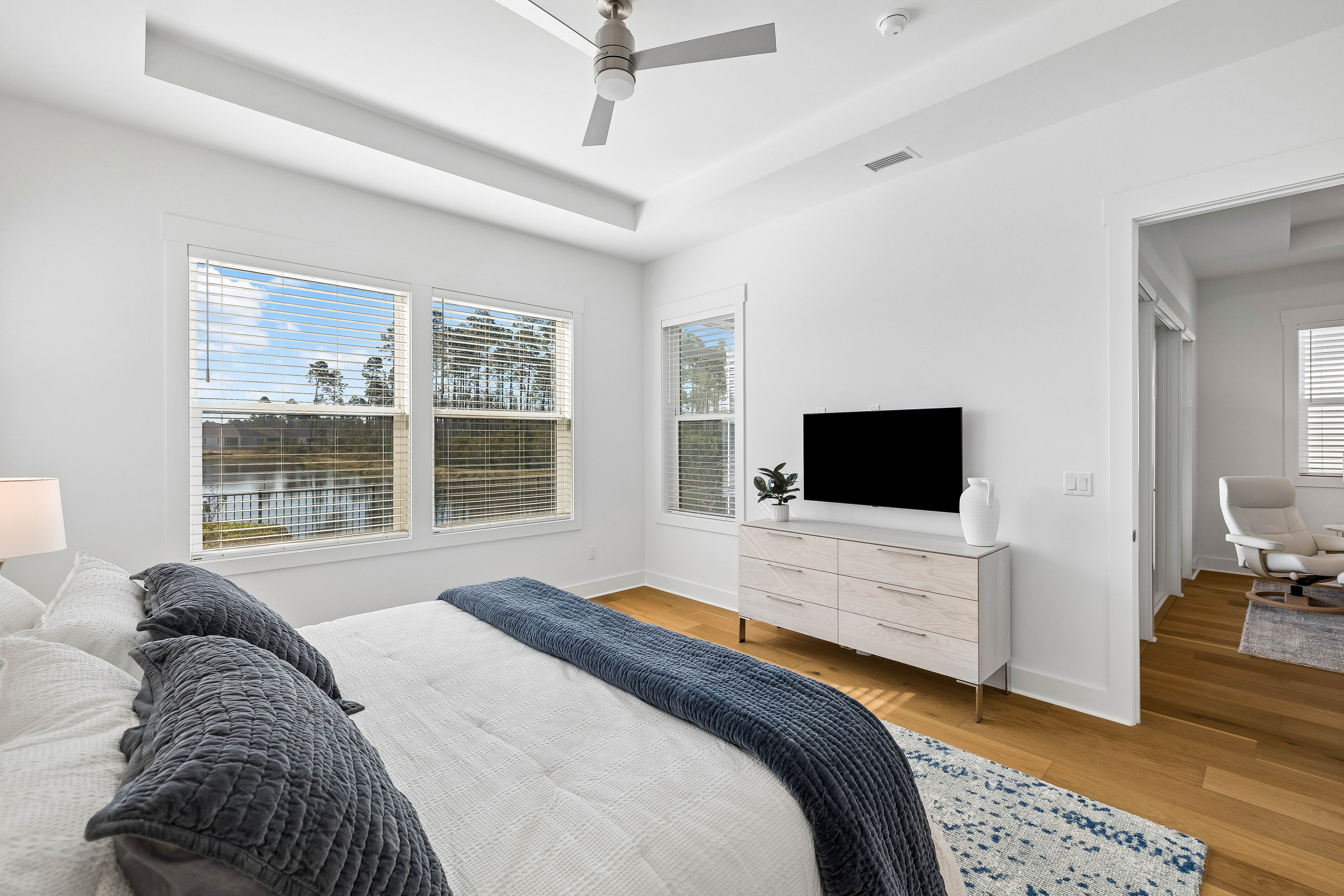  Refined Single-Level Living with Tranquil Pond Views - 物件實景