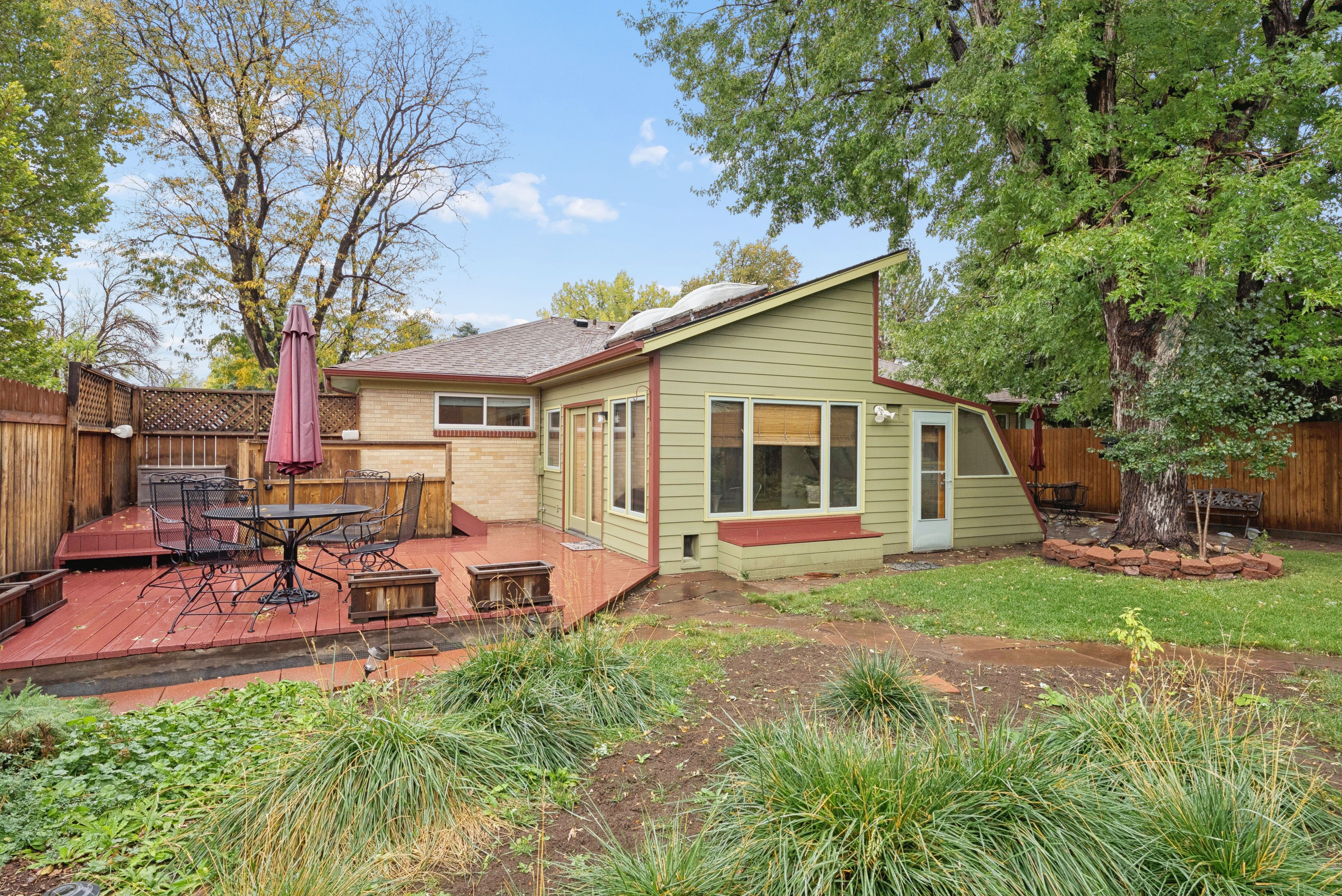  Welcome to 545 Estes Street, a bright, charming ranch-style home in an establish - 物件實景