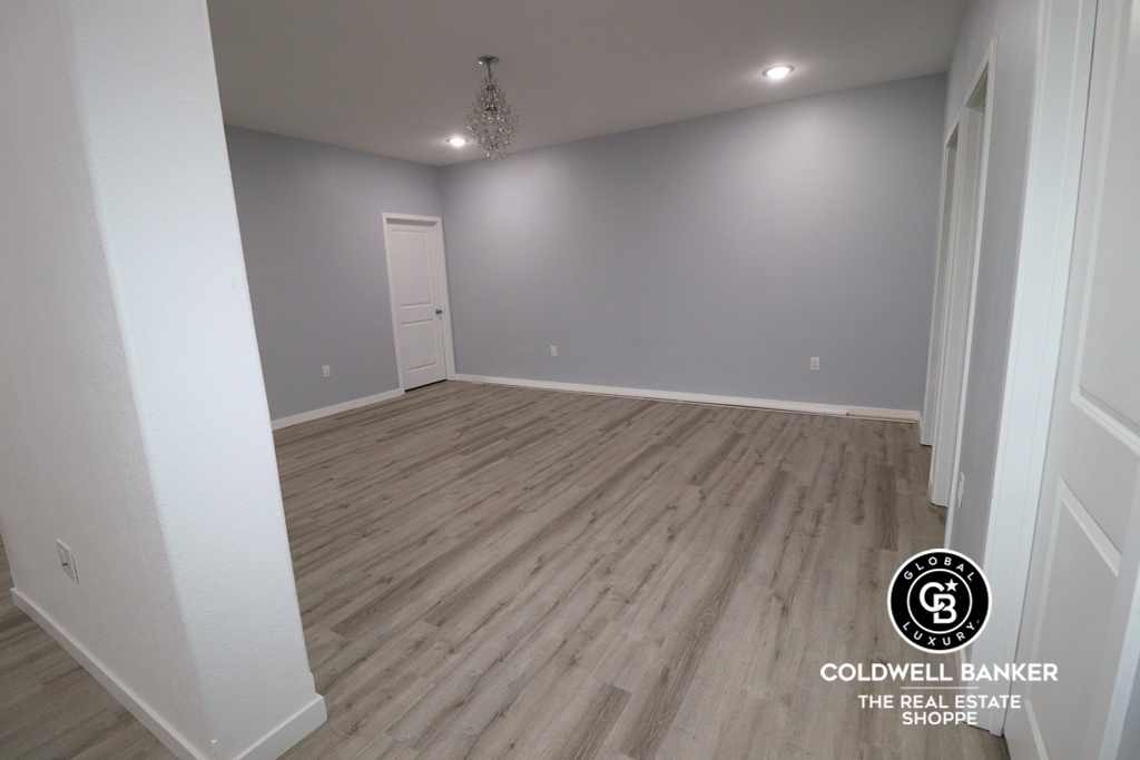 Garden City, Kansas, 67846, United States, 6 Bedrooms Bedrooms, ,3 BathroomsBathrooms,Residential,For Sale,1737851