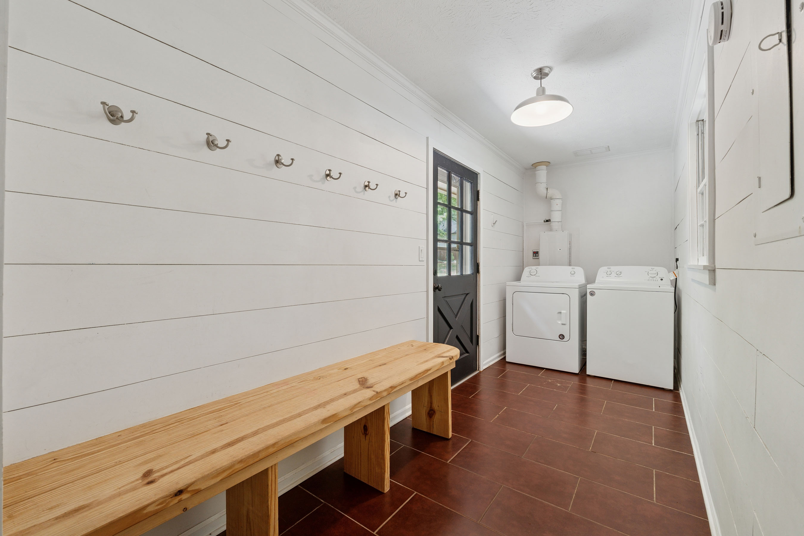  One of the Last Remaining Opportunities on Sought-After Meadow Drive in Downtown - 物件實景