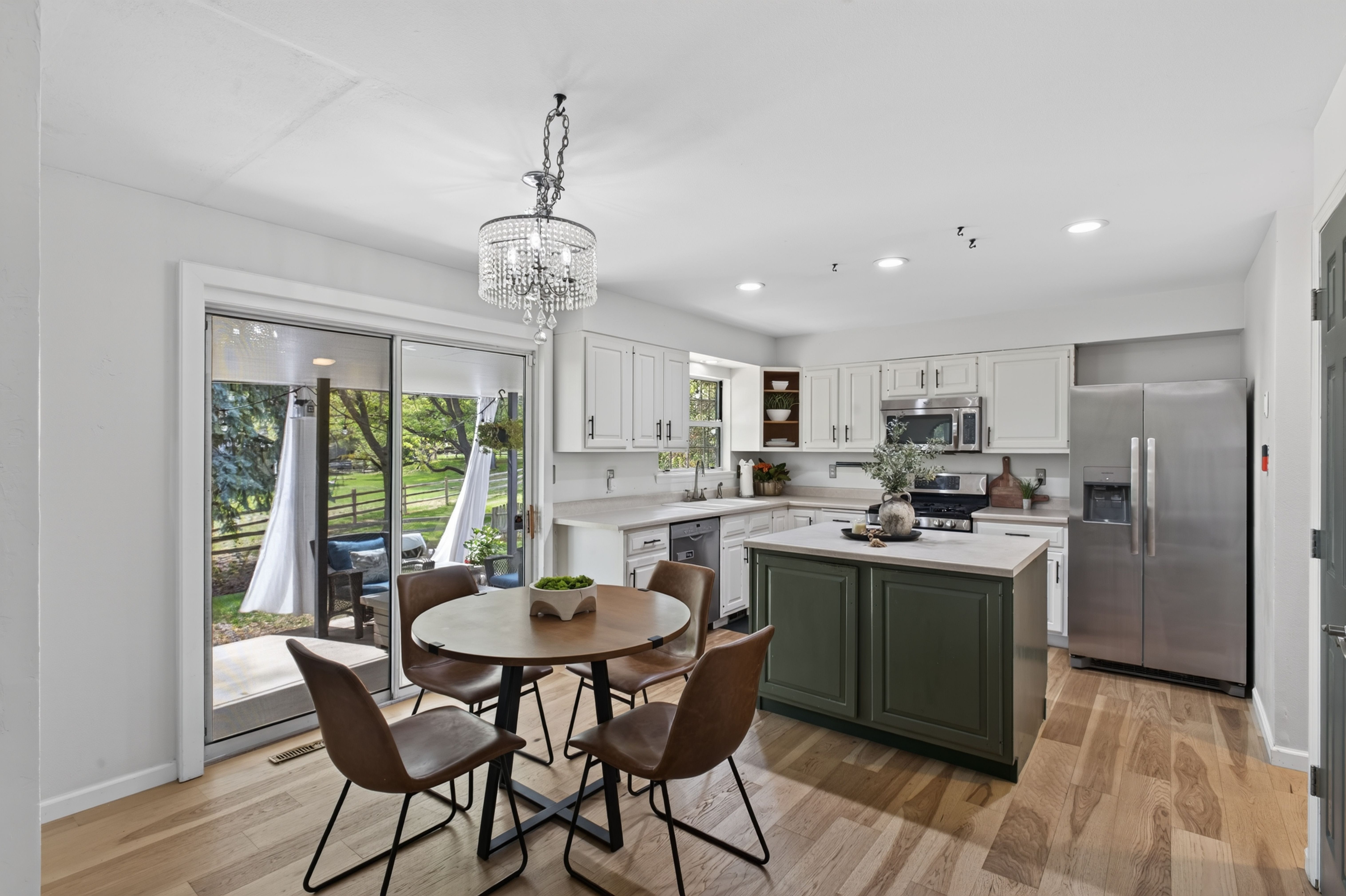  Lovely Two-Story Nestled on a Friendly, Tree-Lined Cul-de-Sac - 物件實景