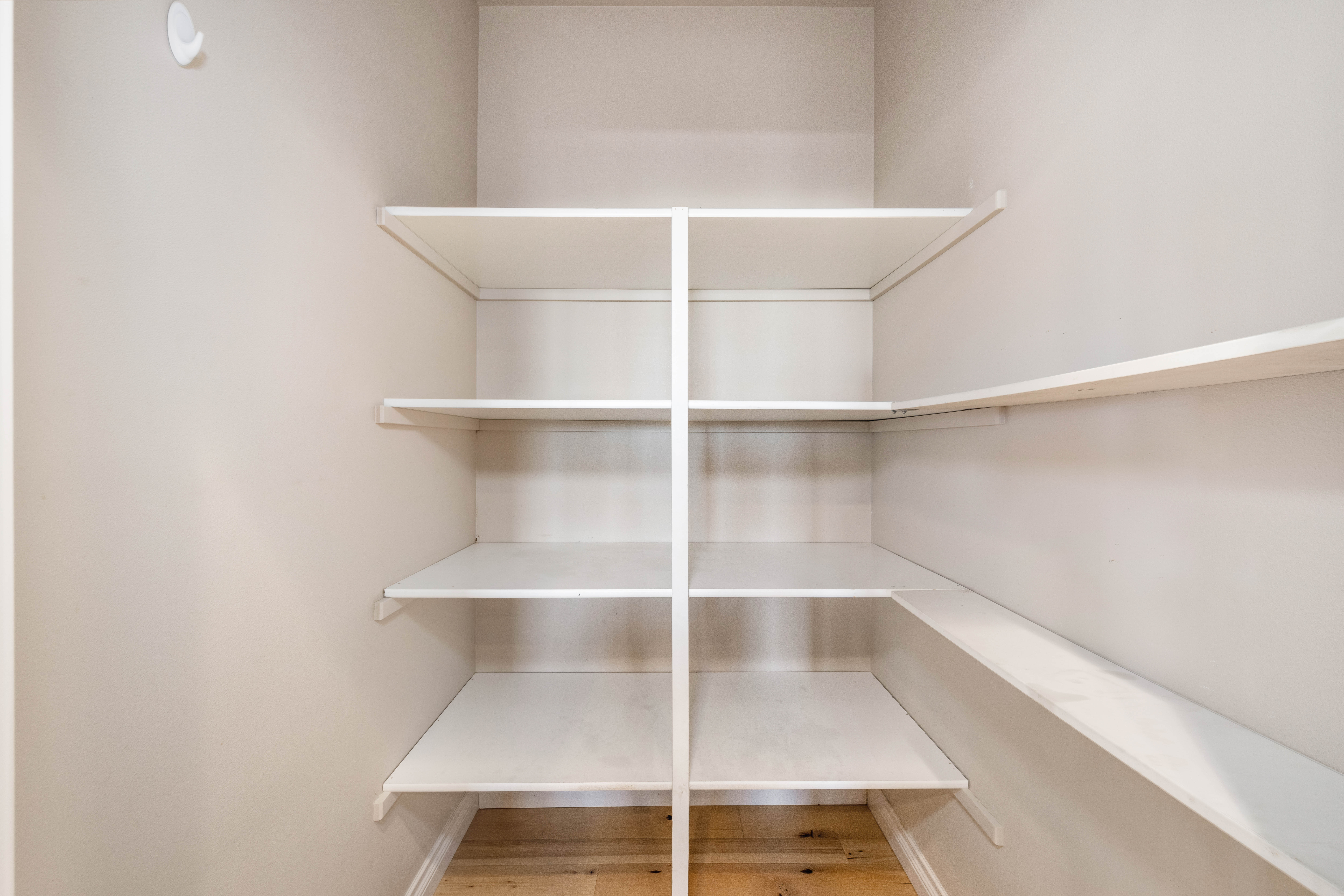  Custom Built on 1 Acre - 物件實景