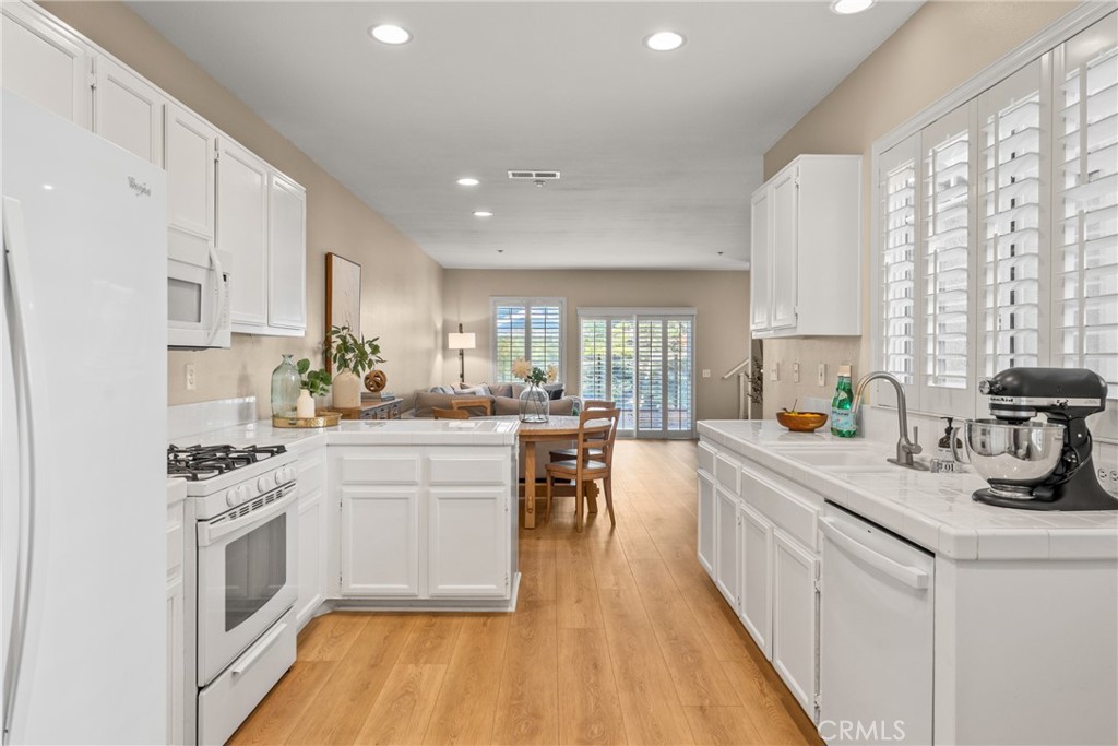 Aliso Viejo, California, 92656, United States, 2 Bedrooms Bedrooms, ,3 BathroomsBathrooms,Residential,For Sale,1989024