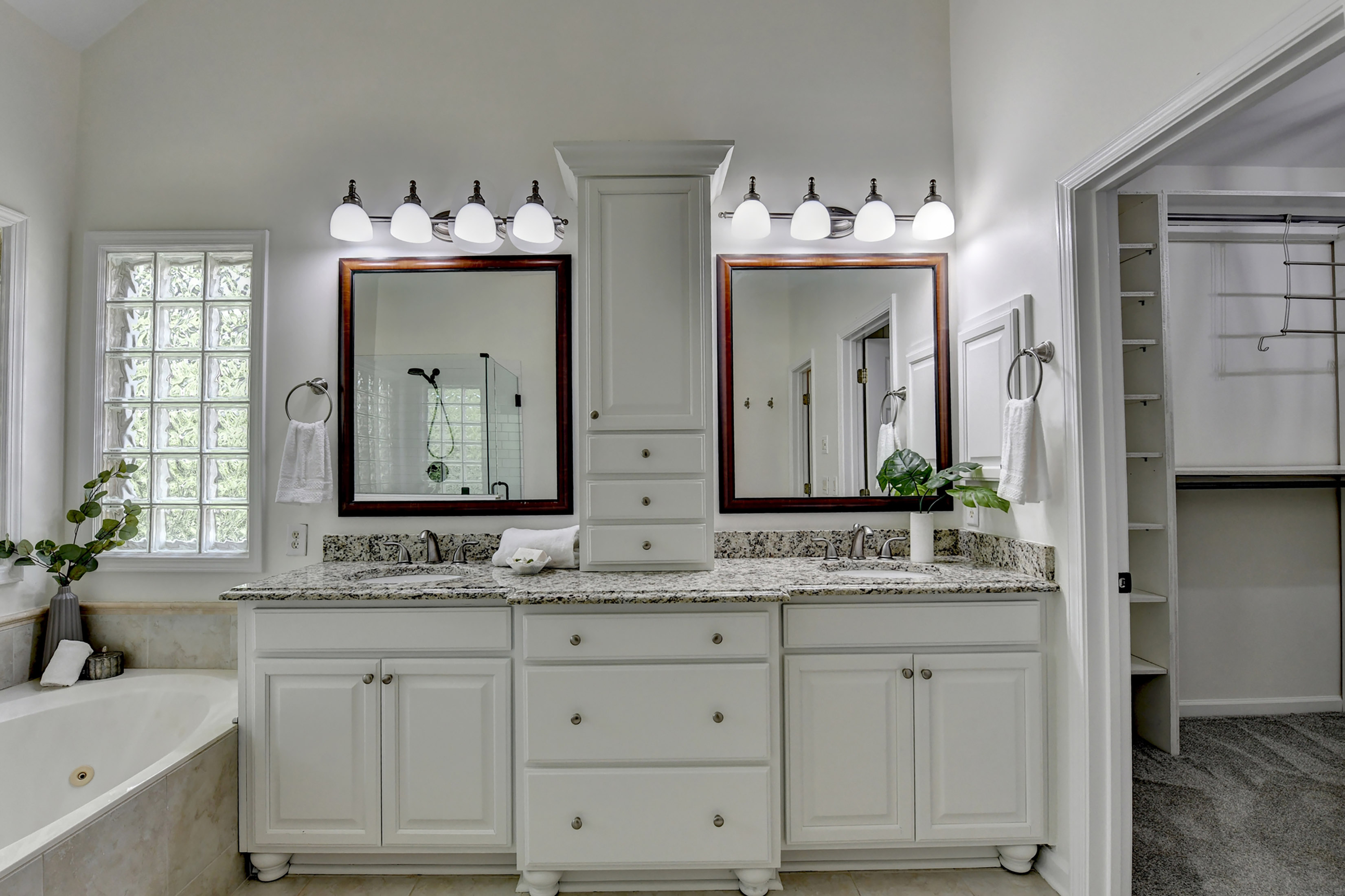  Hard to Find Flat Front Yard with Level Fenced-in Backyard on a Quiet Cul-de-sac - 物件實景