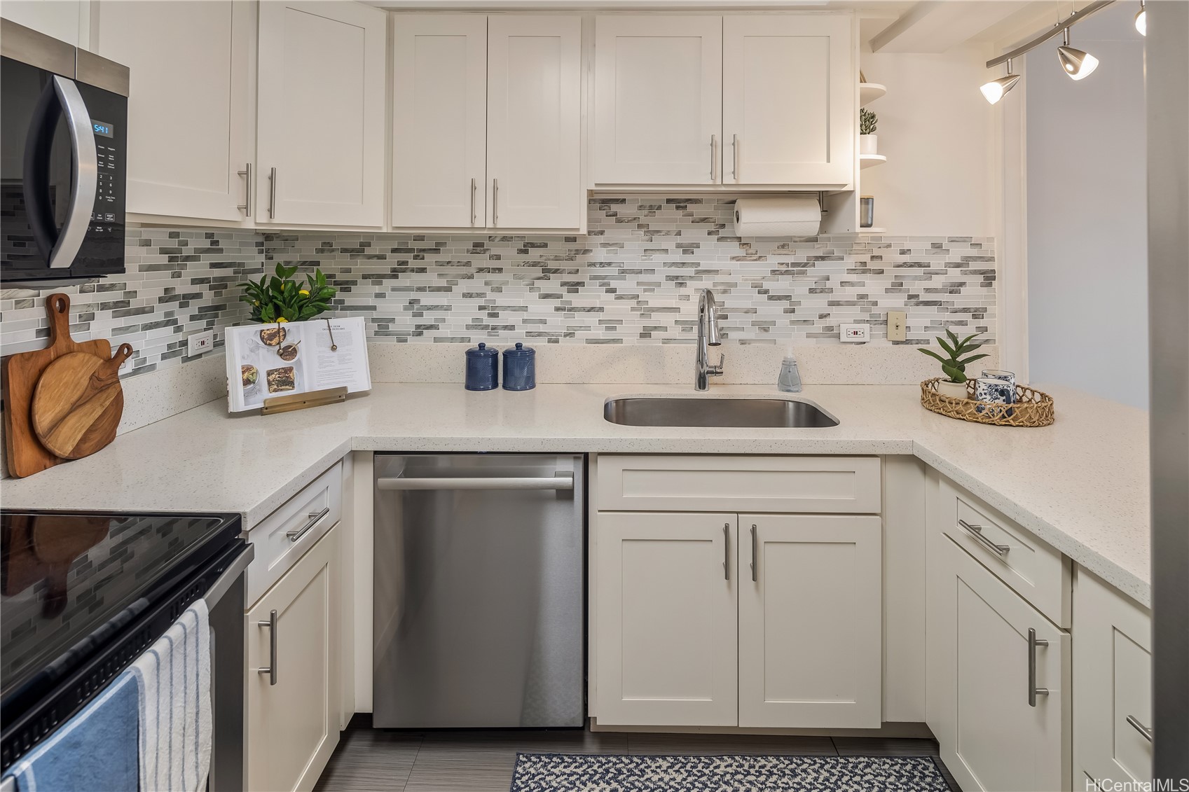 Honolulu, Hawaii, 96814, United States, 2 Bedrooms Bedrooms, ,2 BathroomsBathrooms,Residential,For Sale,1991351