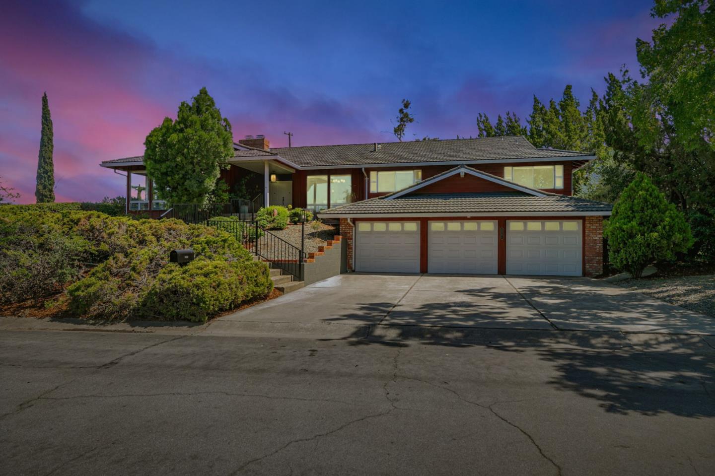 Los Altos, California, 94024, United States, 3 Bedrooms Bedrooms, ,2 BathroomsBathrooms,Residential,For Sale,1941644
