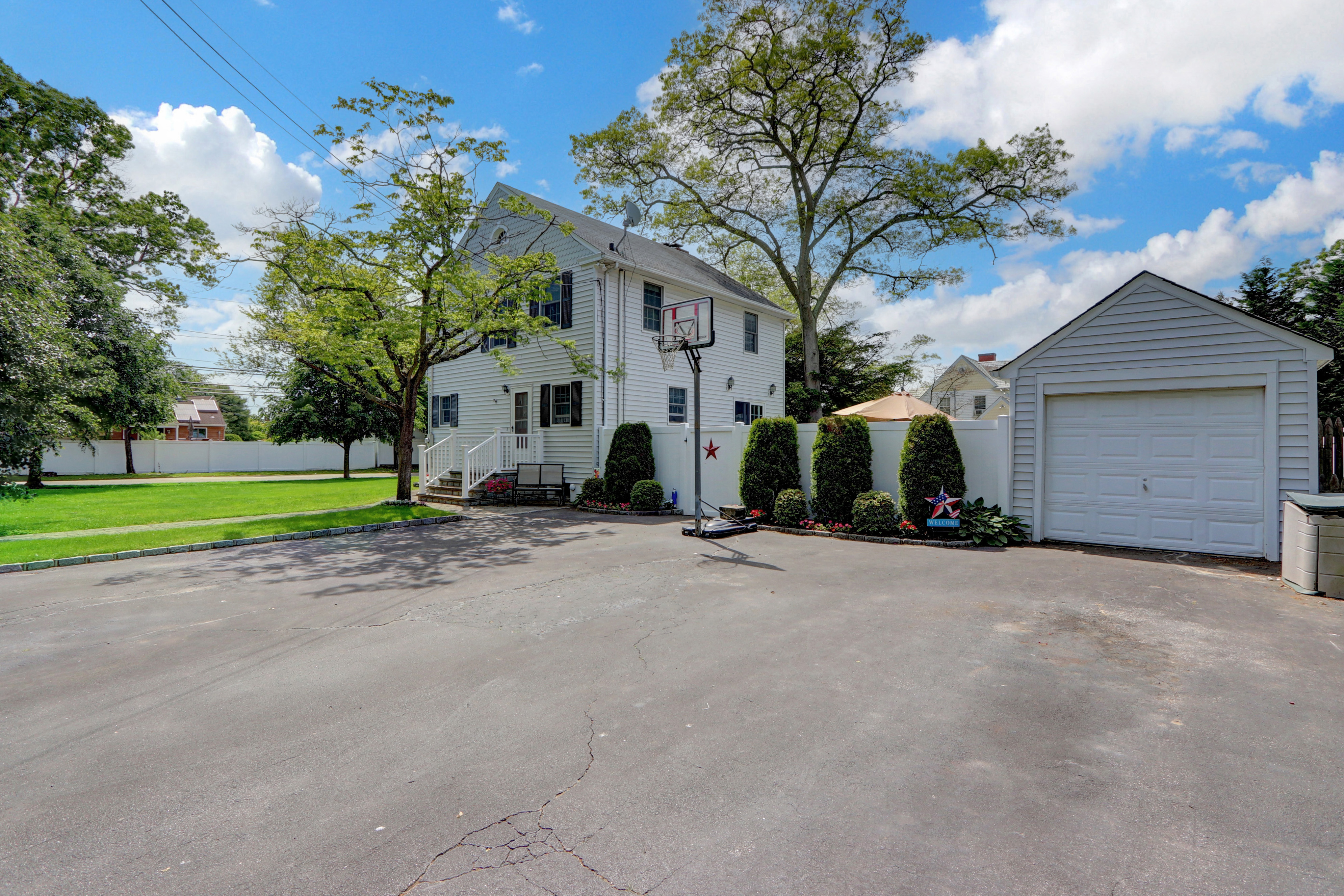 Babylon, New York, 11702, United States, 3 Bedrooms Bedrooms, ,2 BathroomsBathrooms,Residential,For Sale,1861866