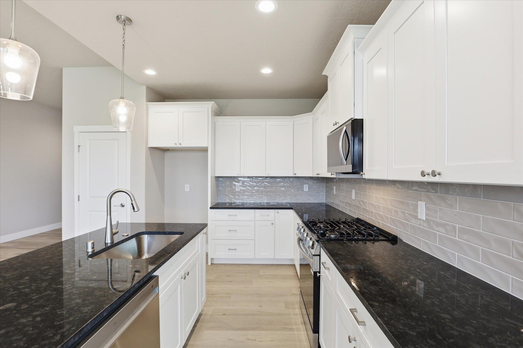 Deer Park, Washington, 99006, United States, 3 Bedrooms Bedrooms, ,2 BathroomsBathrooms,Residential,For Sale,1986419