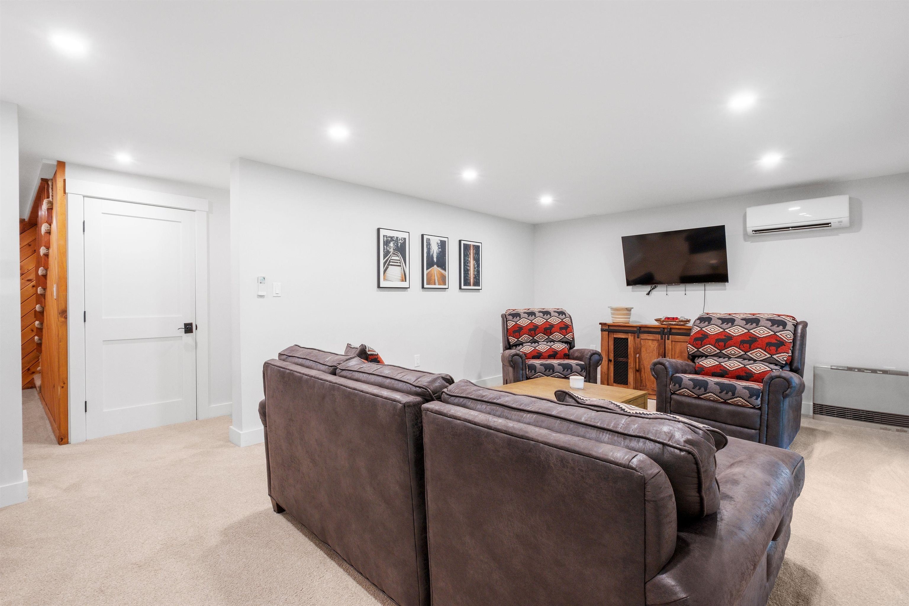 Lincoln, New Hampshire, 03251, United States, 4 Bedrooms Bedrooms, ,4 BathroomsBathrooms,Residential,For Sale,1803073