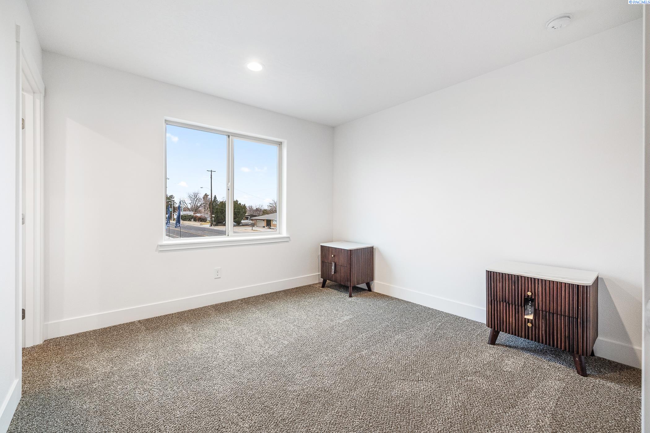 Kennewick, Washington, 99337, United States, 6 Bedrooms Bedrooms, ,Residential,For Sale,1787264