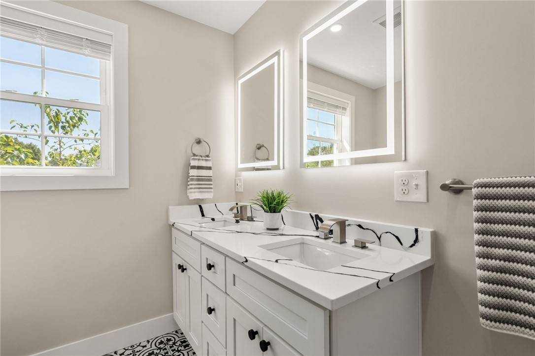 East Providence, Rhode Island, 02914, United States, 4 Bedrooms Bedrooms, ,3 BathroomsBathrooms,Residential,For Sale,1941827