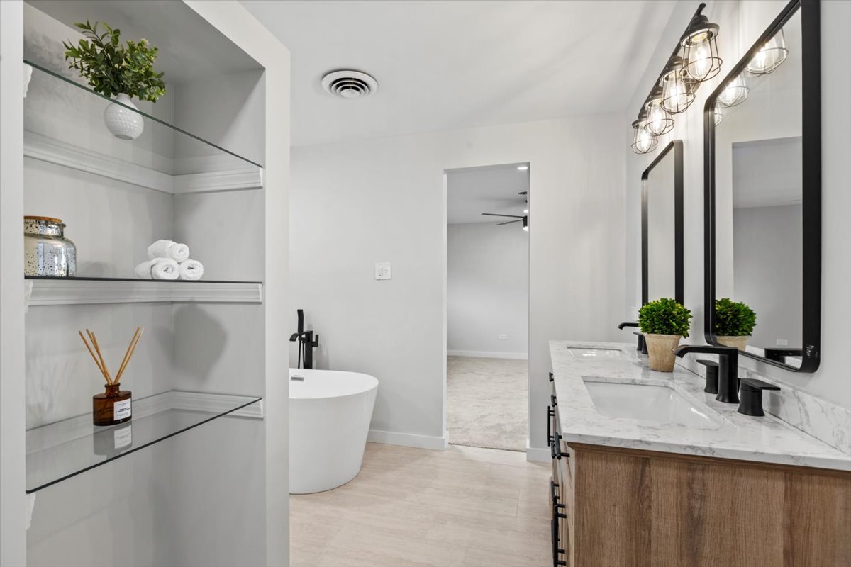 Evergreen Park, Illinois, 60805, United States, 5 Bedrooms Bedrooms, ,4 BathroomsBathrooms,Residential,For Sale,1972389