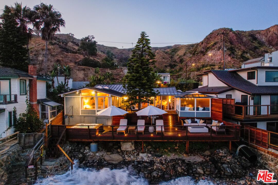 Malibu, California, 90265, United States, 3 Bedrooms Bedrooms, ,2 BathroomsBathrooms,Residential,For Sale,1992051