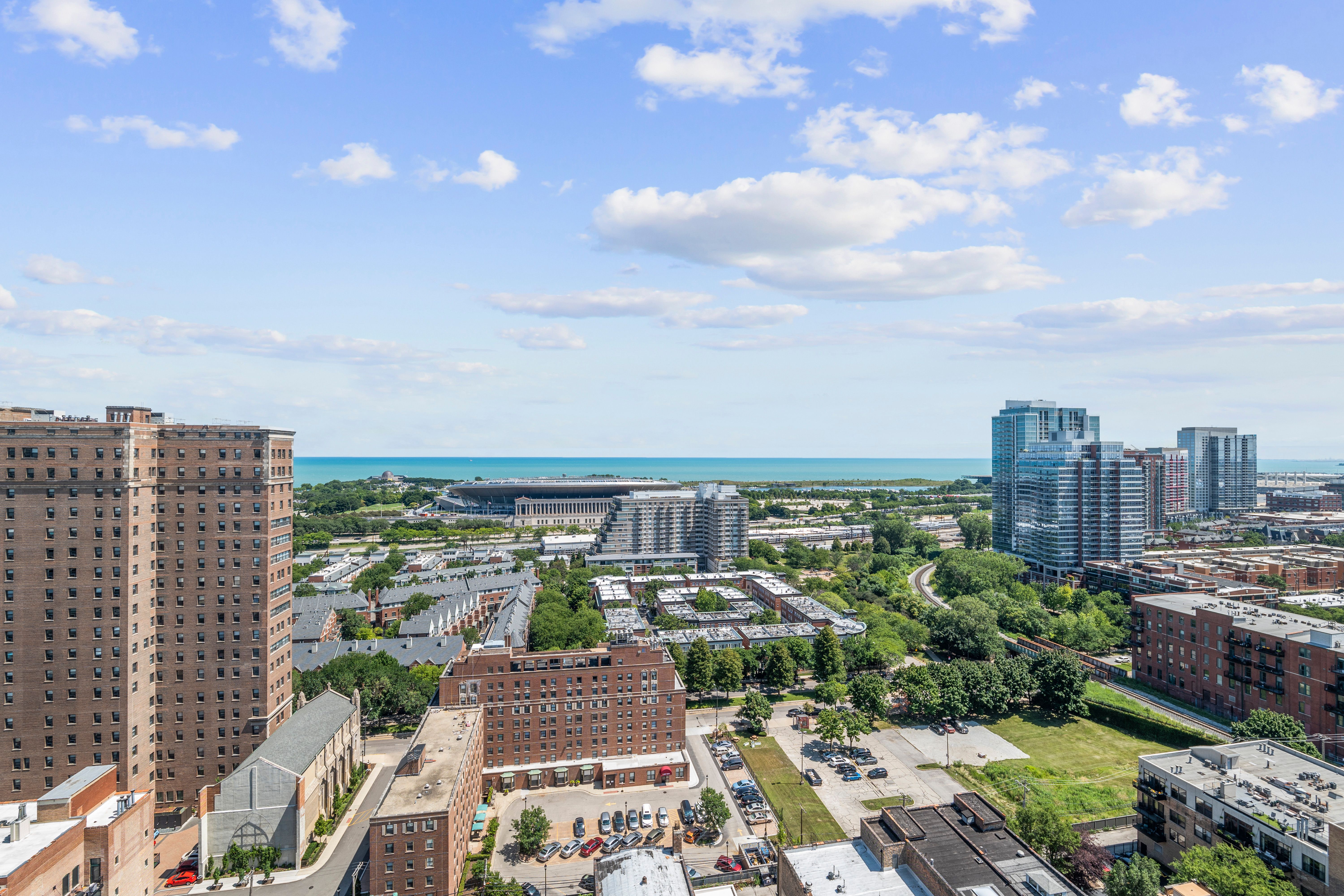  Breathtaking East-facing Views of Lake Michigan and Soldier Field - 物件實景