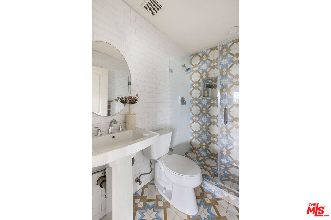 Los Angeles, California, 90031, United States, 5 Bedrooms Bedrooms, ,Residential,For Sale,2000759