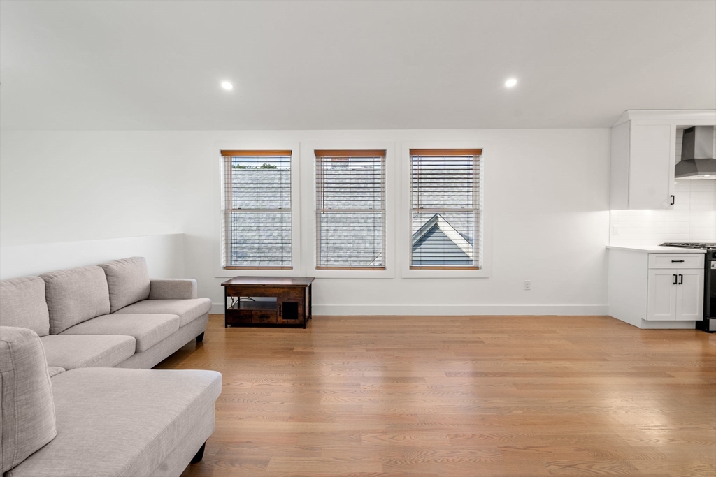 Waltham, Massachusetts, 02451, United States, 3 Bedrooms Bedrooms, ,2 BathroomsBathrooms,Residential,For Sale,1960528