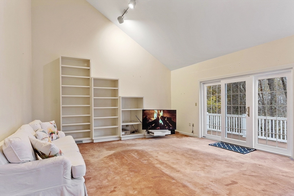 Worcester, Massachusetts, 01609, United States, 3 Bedrooms Bedrooms, ,4 BathroomsBathrooms,Residential,For Sale,1987815