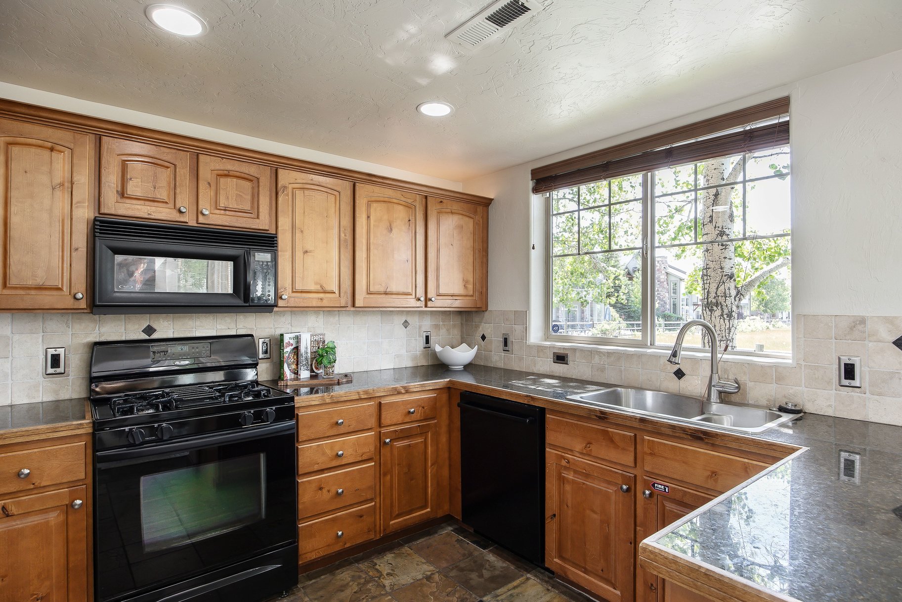  Exceptional Fox Point Townhome with Mountain Views & Prime Location - 物件實景
