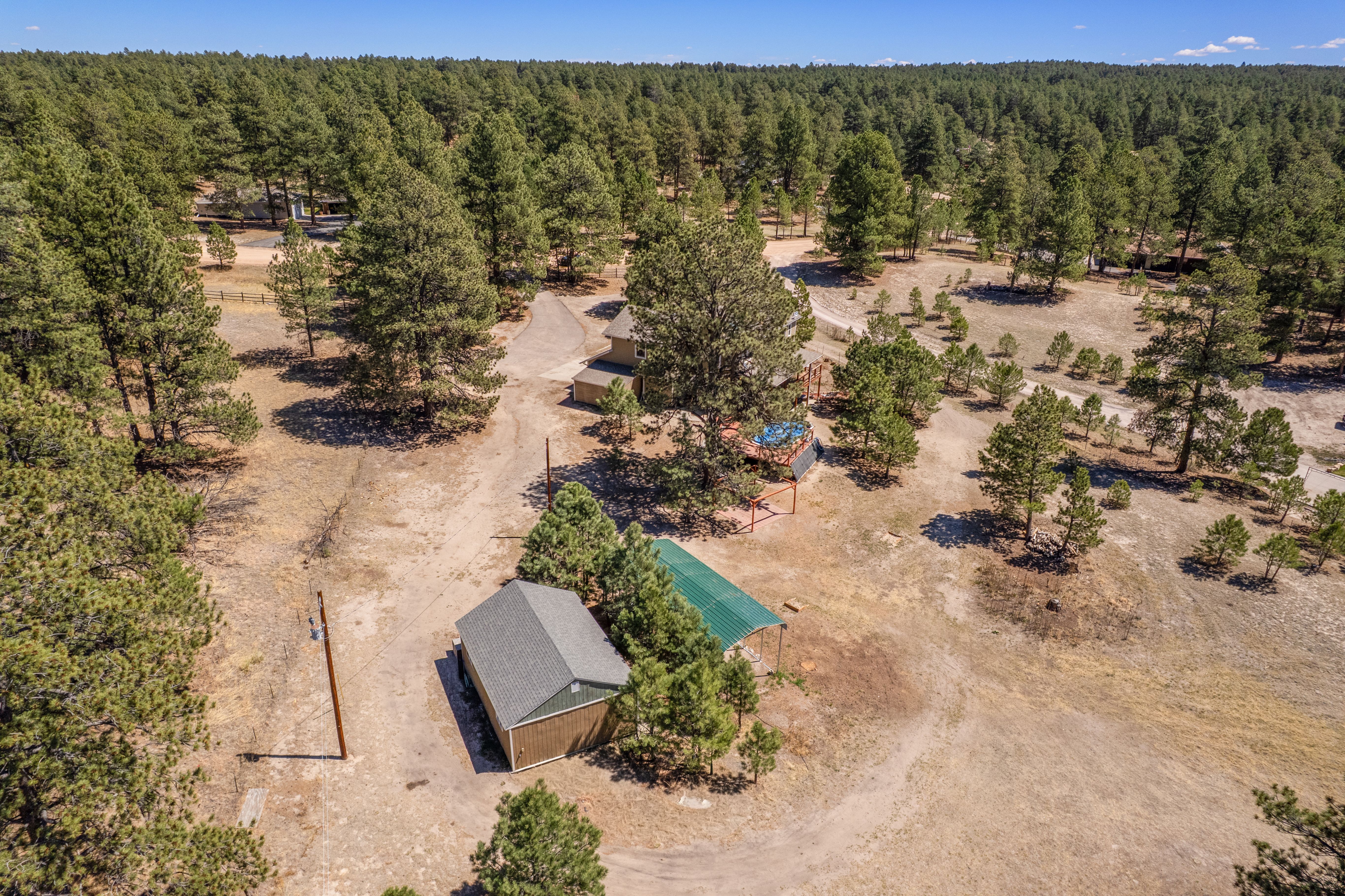  Set behind a gated entry on two and a half wooded acres - 物件實景