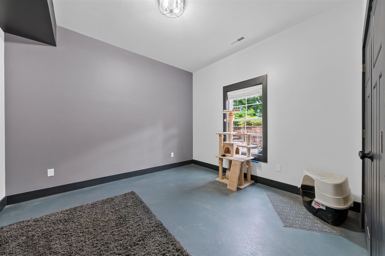 Franklin, Kentucky, 42134, United States, 6 Bedrooms Bedrooms, ,3 BathroomsBathrooms,Residential,For Sale,2002966