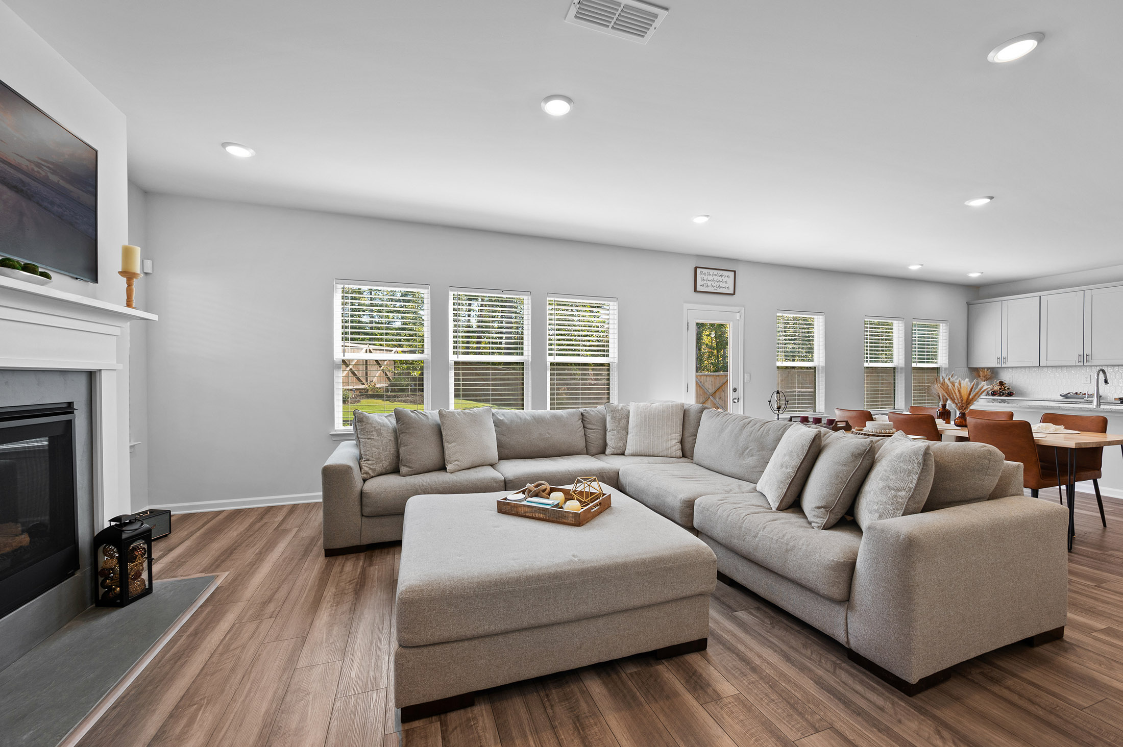  Move-In-Ready Living with a Home Office and Media Loft - 物件實景