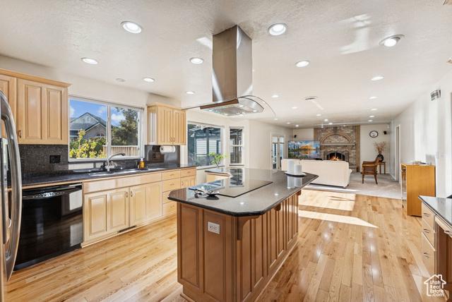 Layton, Utah, 84040, United States, 5 Bedrooms Bedrooms, ,4 BathroomsBathrooms,Residential,For Sale,1992771