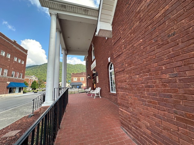 Pineville, Kentucky, 40977, United States, 1 Bedroom Bedrooms, ,3 BathroomsBathrooms,Residential,For Sale,1974652