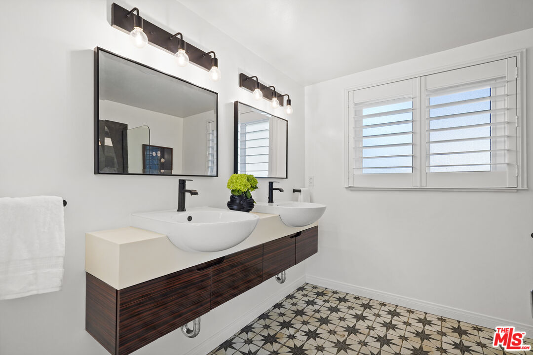 Porter Ranch, California, 91326, United States, 3 Bedrooms Bedrooms, ,2 BathroomsBathrooms,Residential,For Sale,1989253