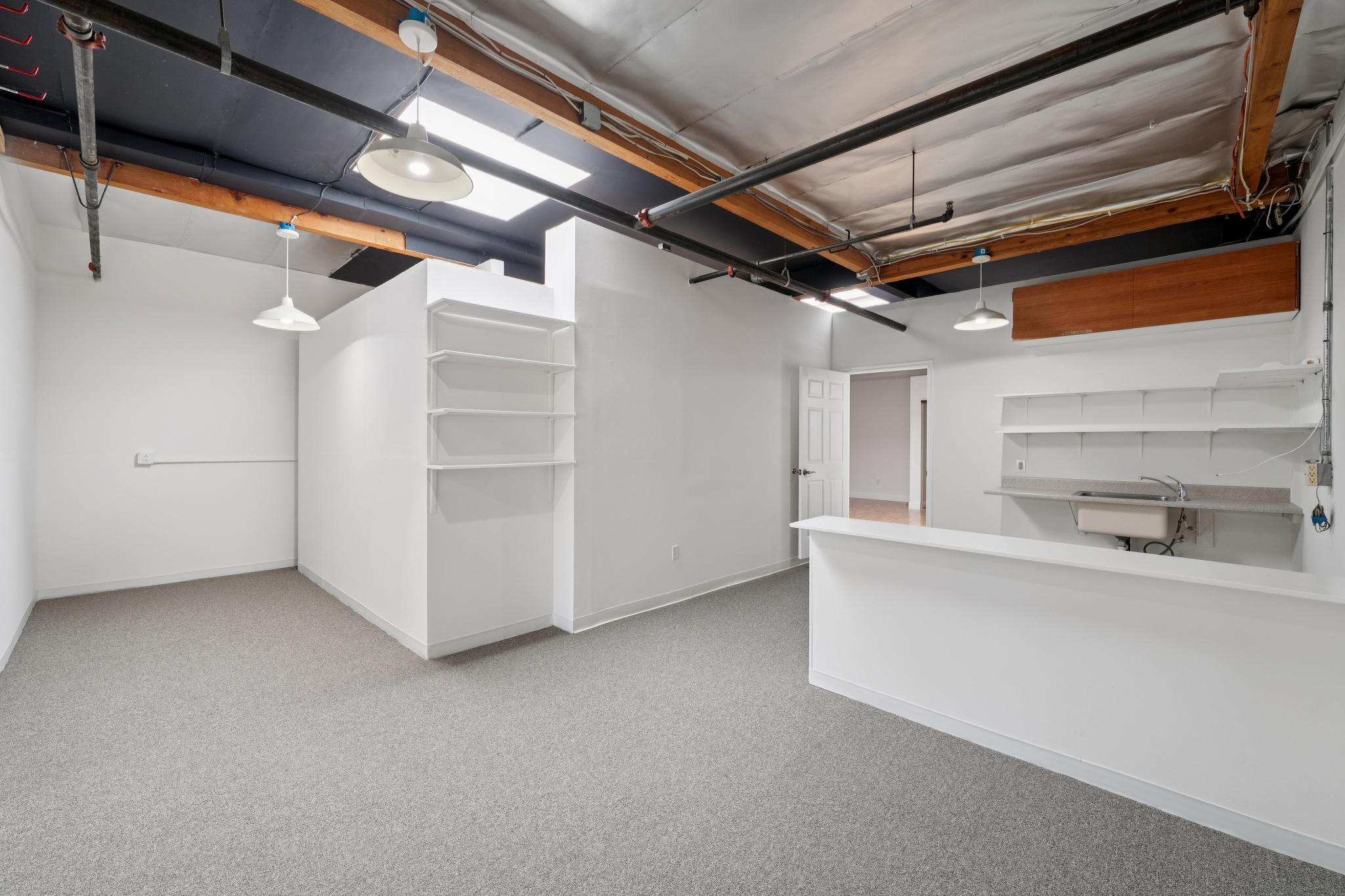  Creative Loft-Style Commercial Space with 15+ Foot Ceilings - 物件實景
