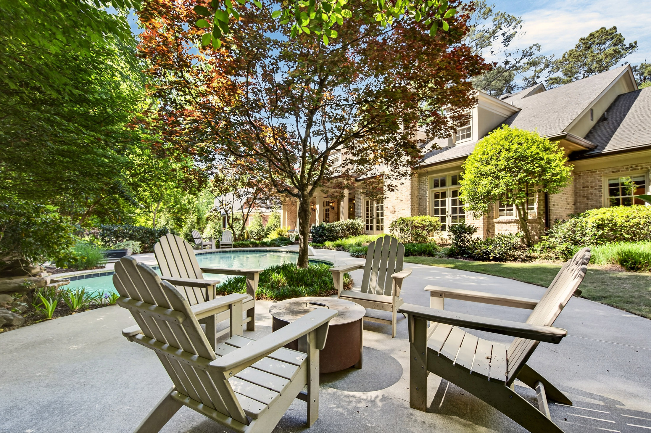 Exceptional Estate with Pool Nestled on 2+/- Private Acres Near Chastain Park - 物件實景